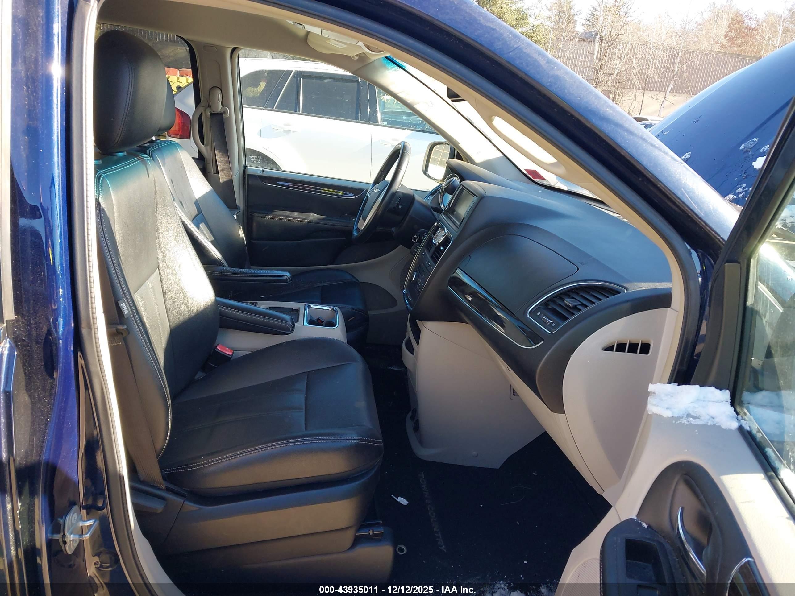 CHRYSLER TOWN image 5