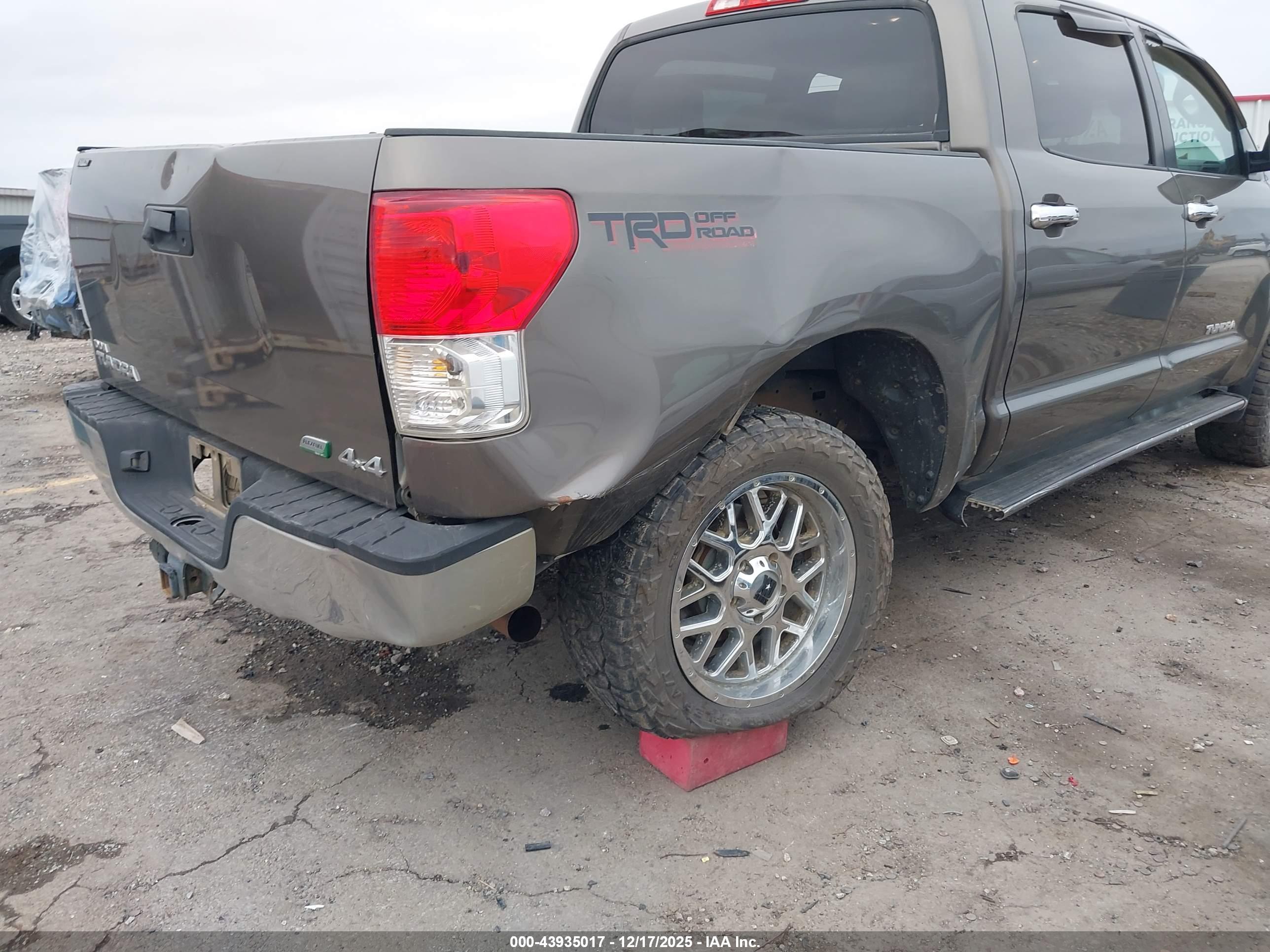 TOYOTA TUNDRA image 6