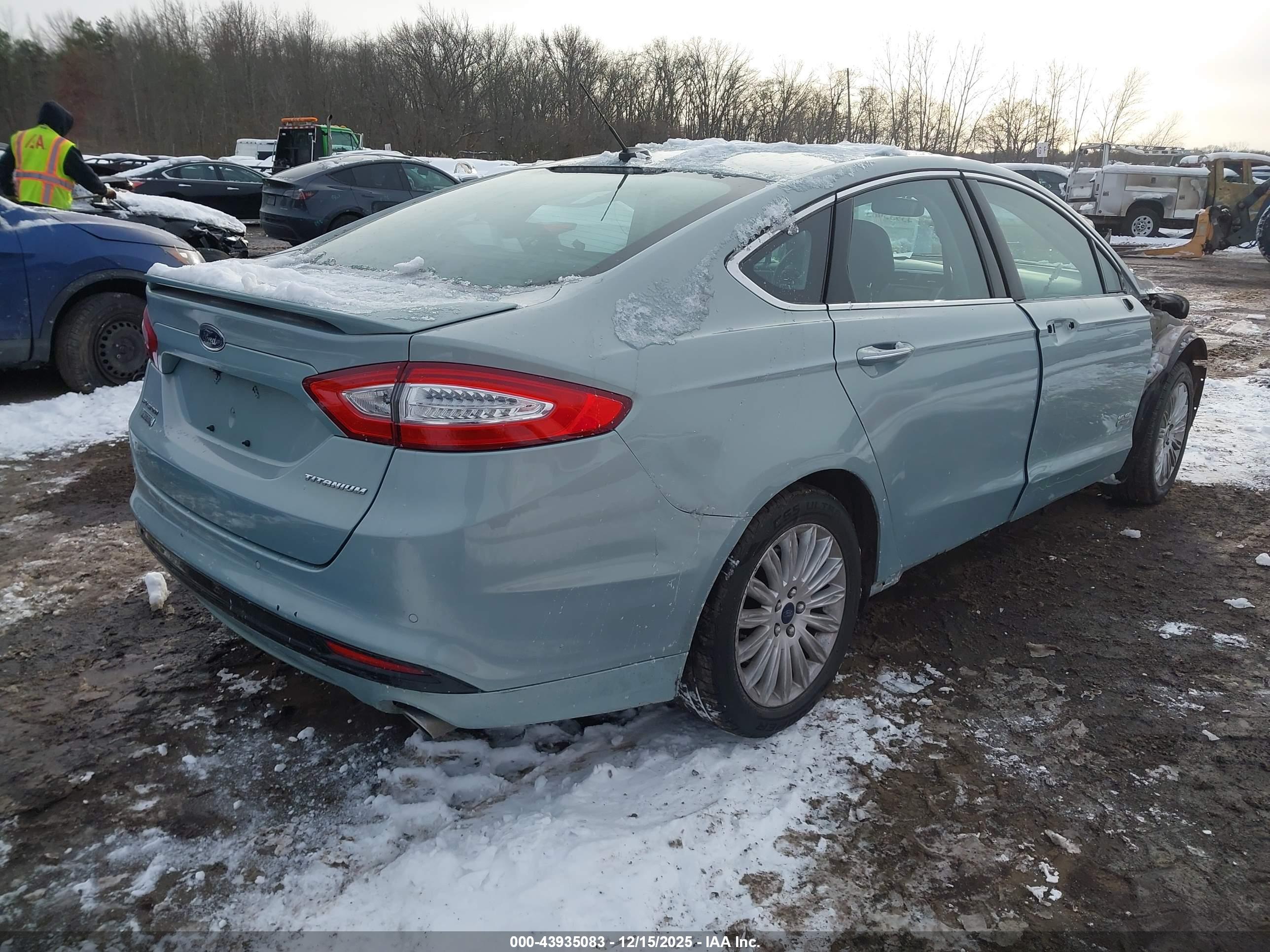 FORD FUSION image 4
