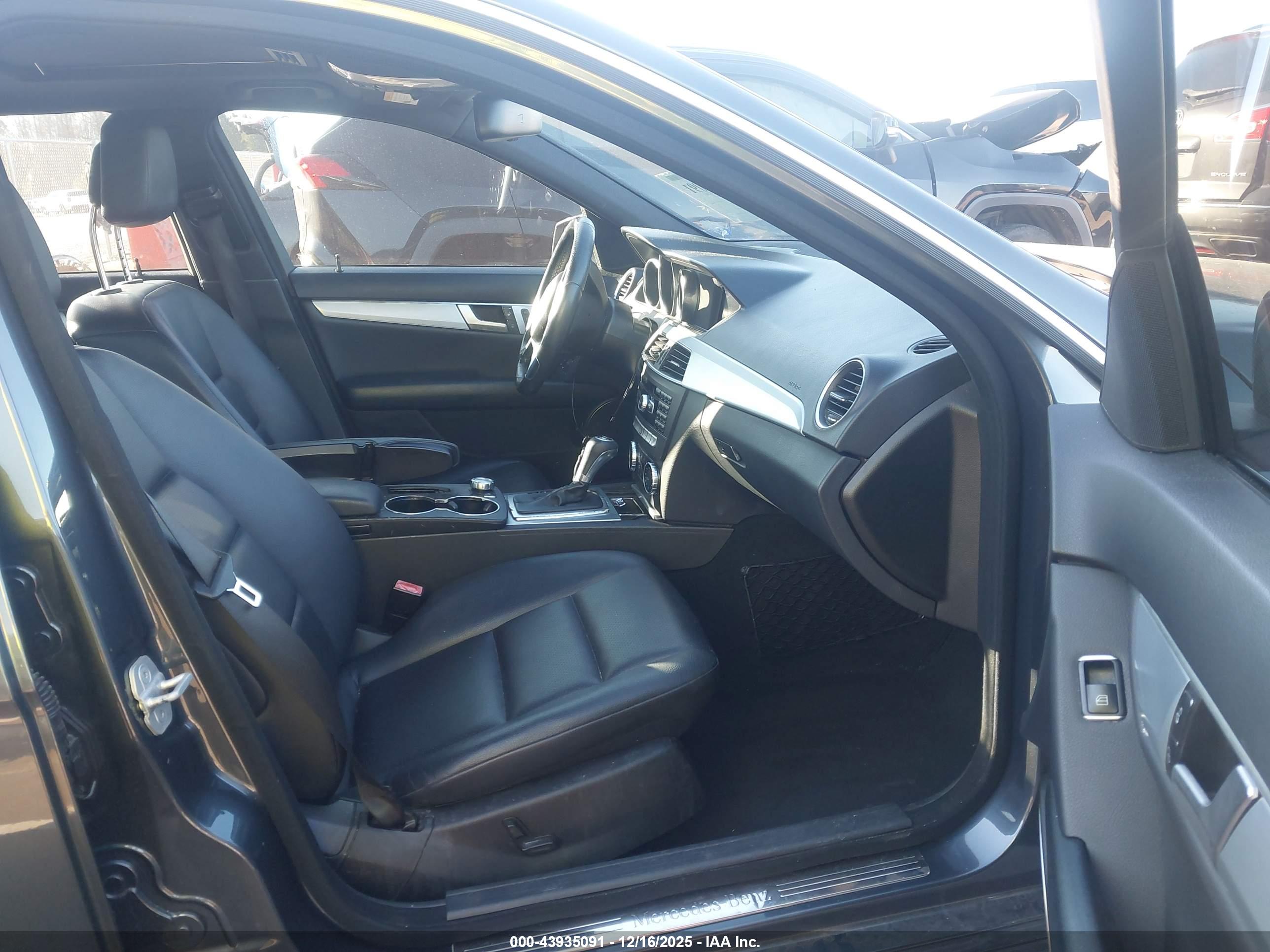 MERCEDES-BENZ C-CLASS image 5