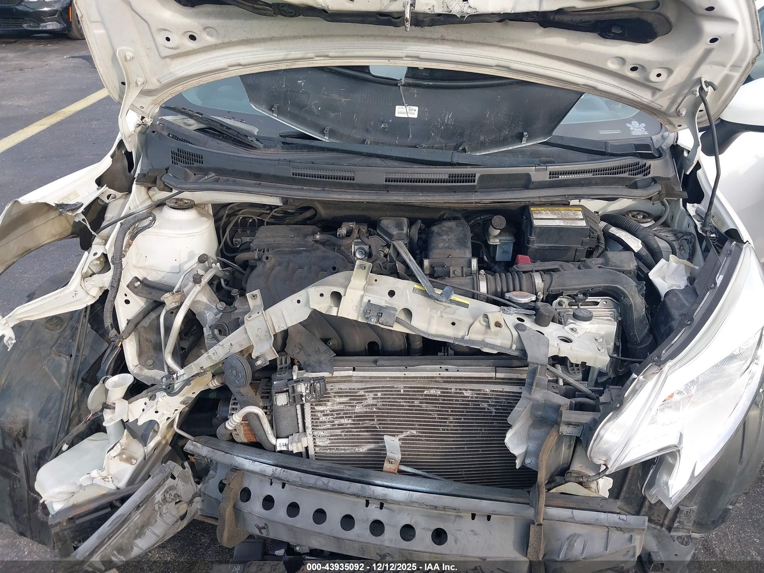 NISSAN VERSA image 10