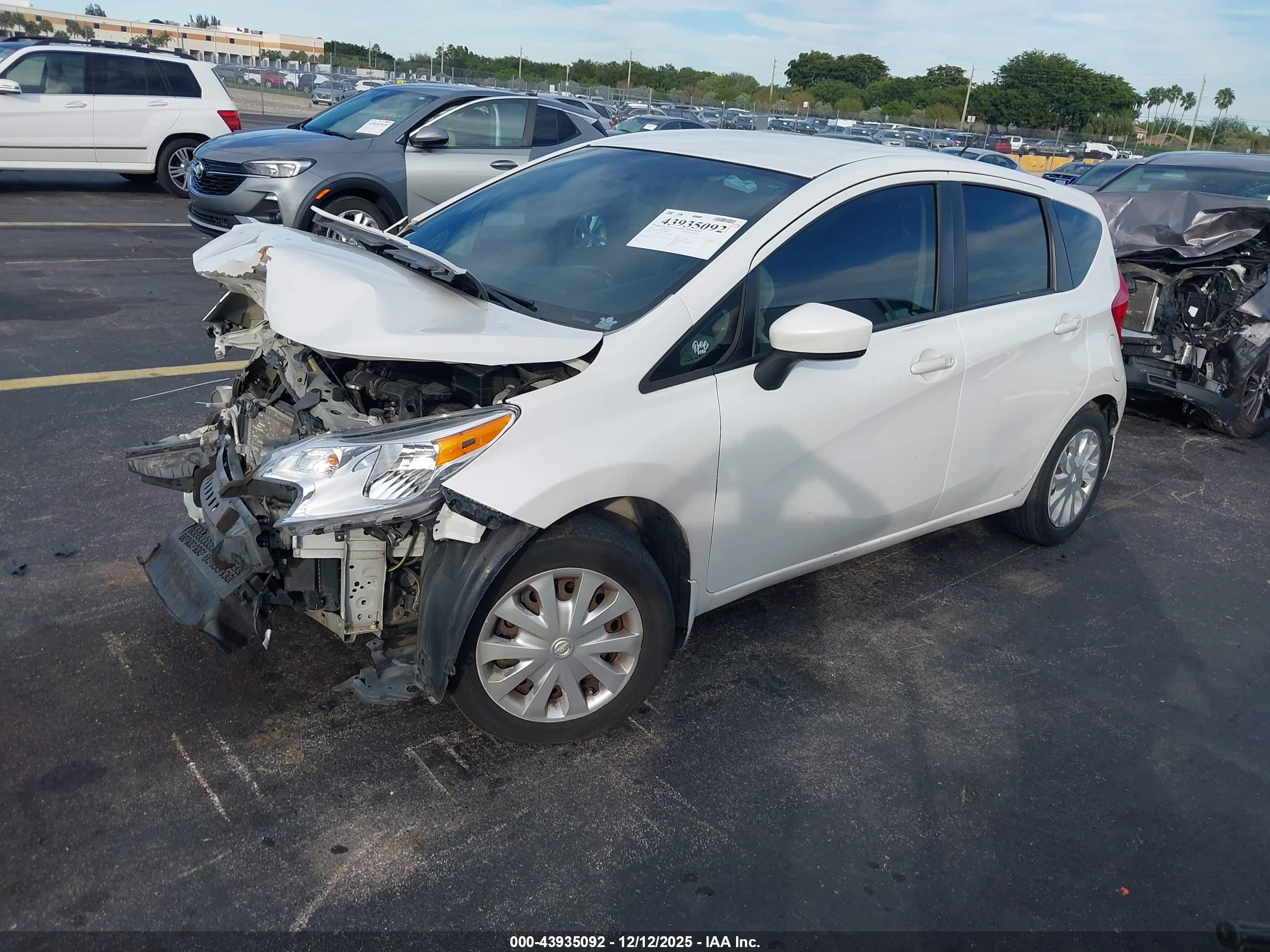 NISSAN VERSA image 2