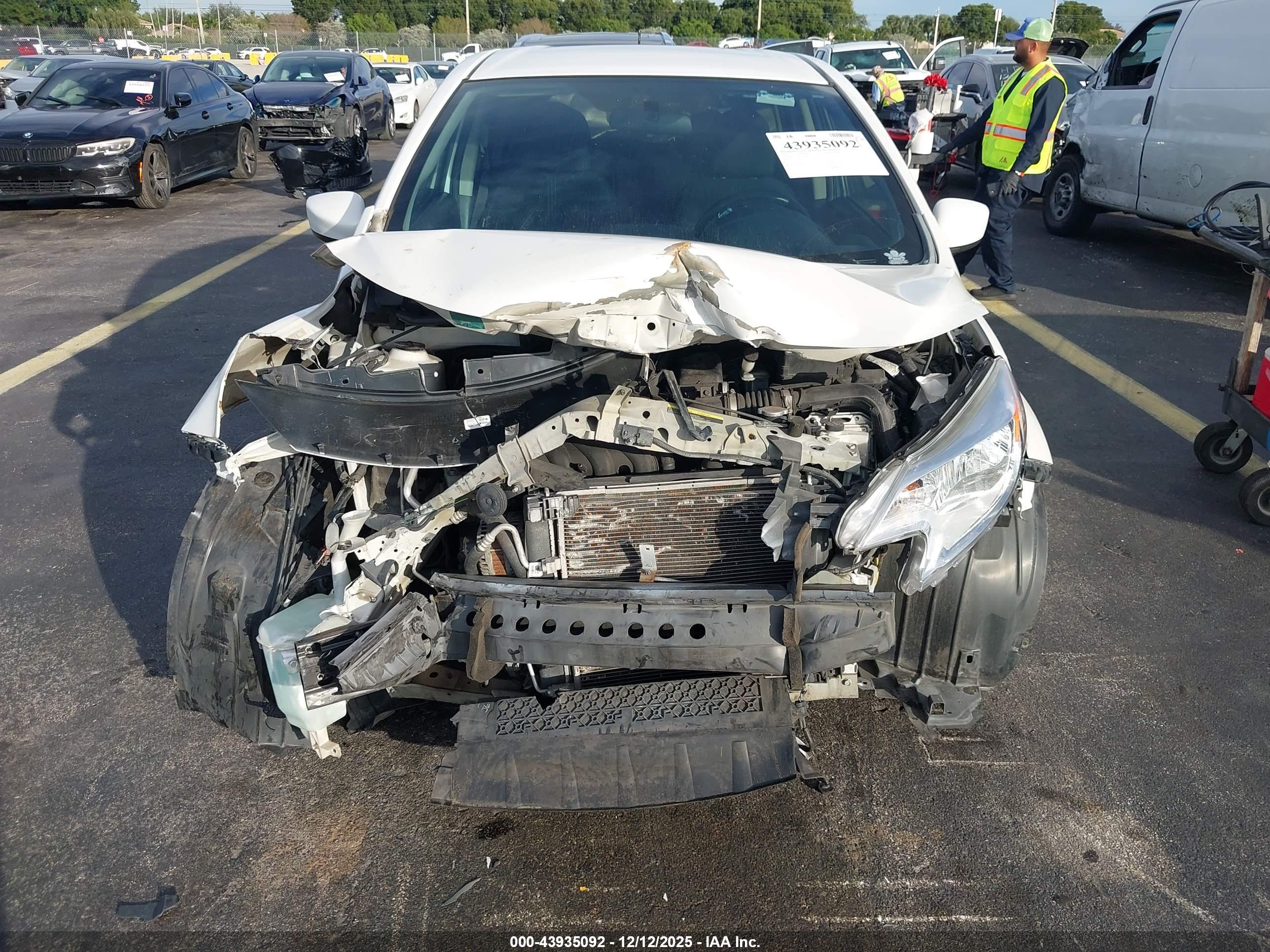 NISSAN VERSA image 6