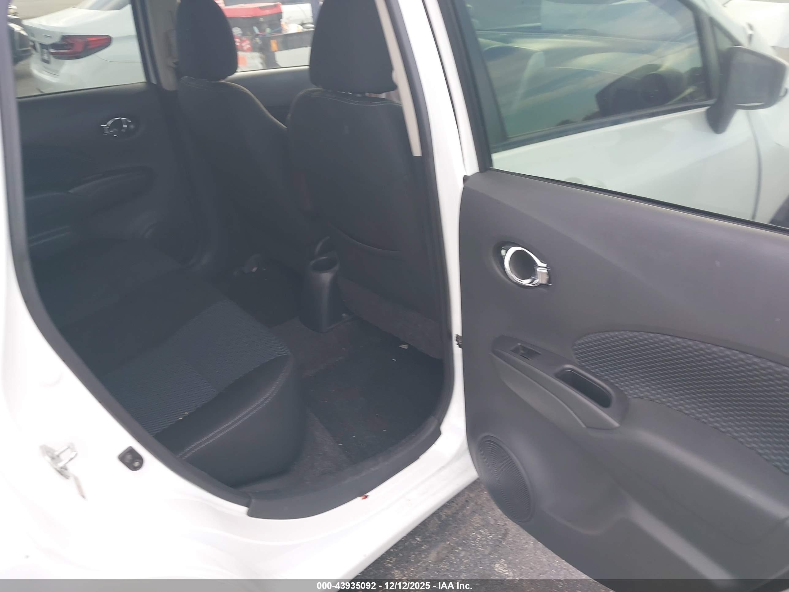 NISSAN VERSA image 8