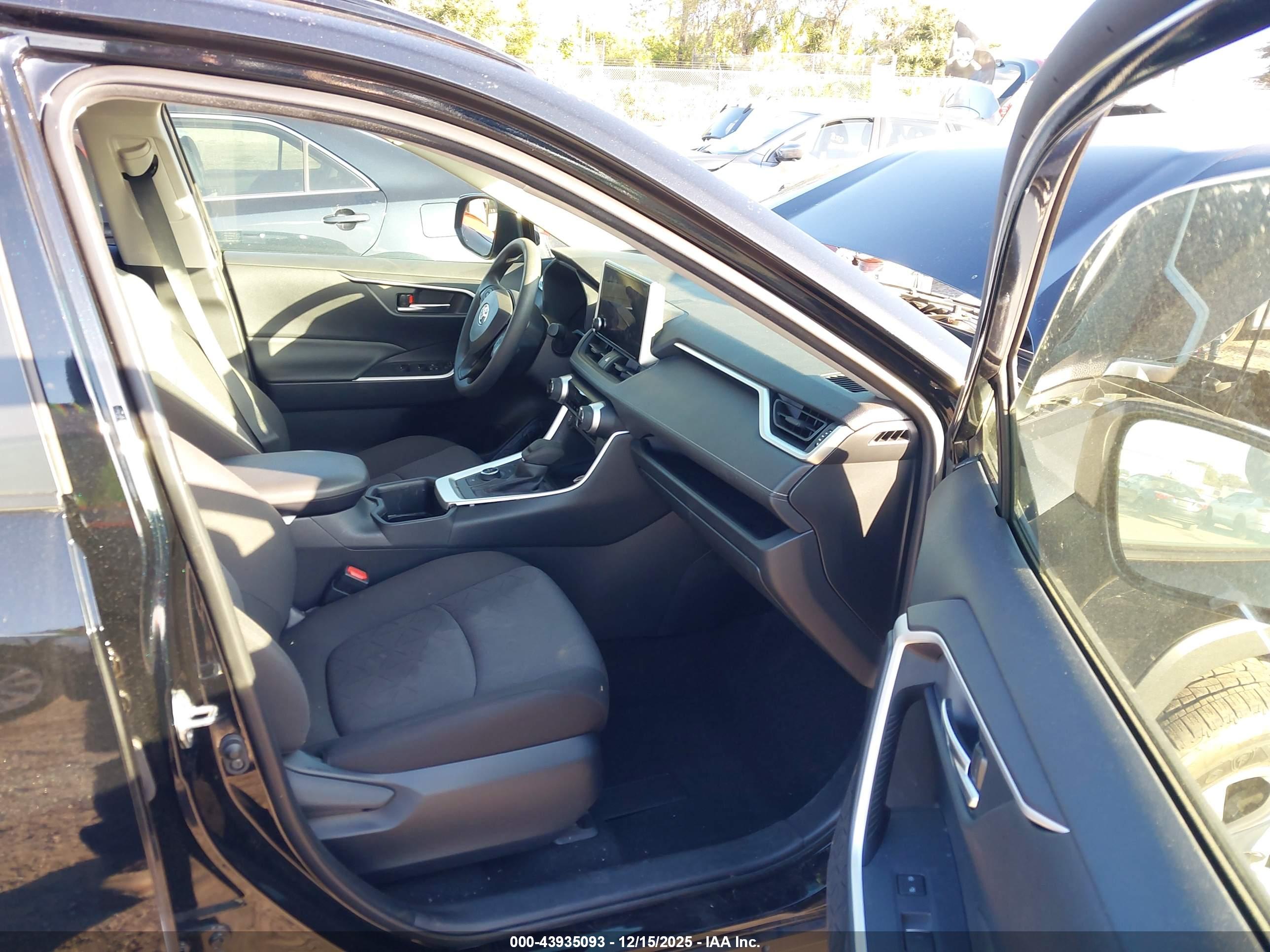 TOYOTA RAV4 image 5
