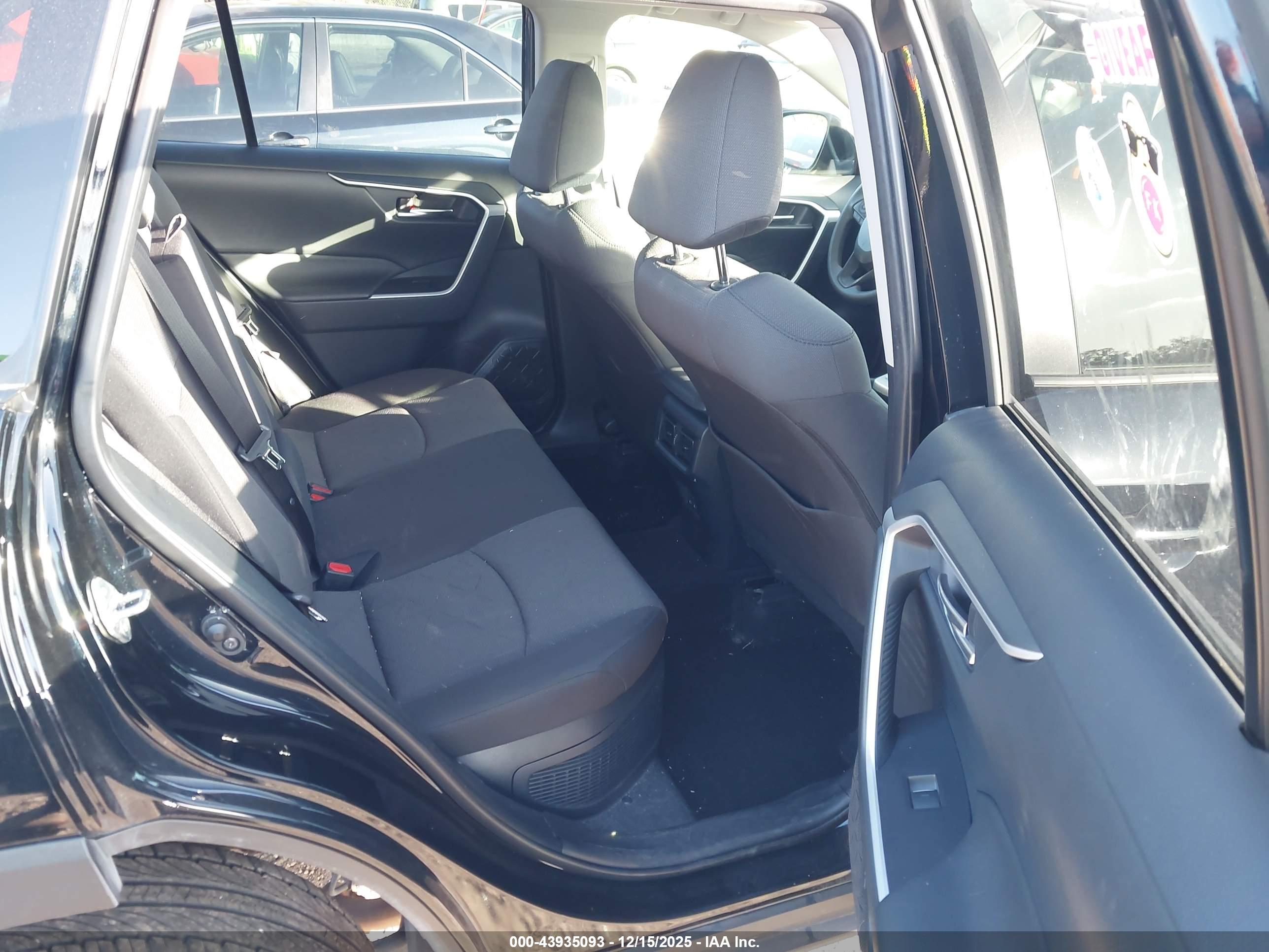 TOYOTA RAV4 image 8