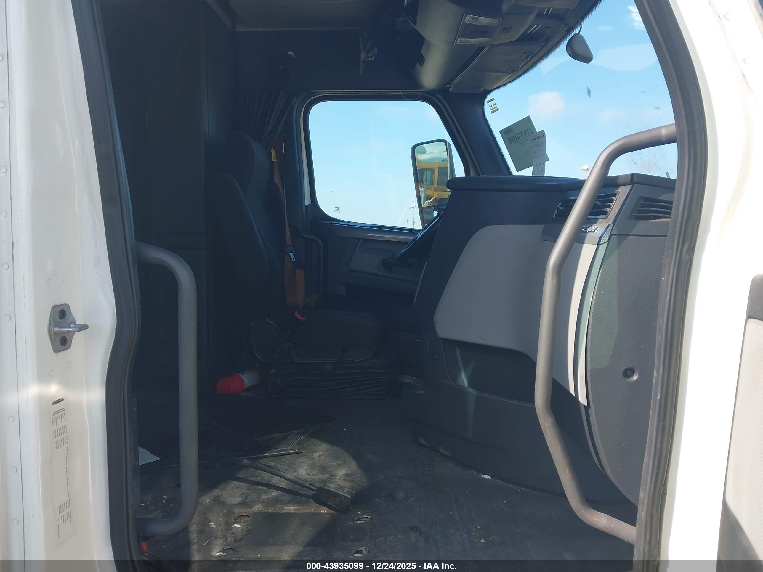 FREIGHTLINER NEW image 7