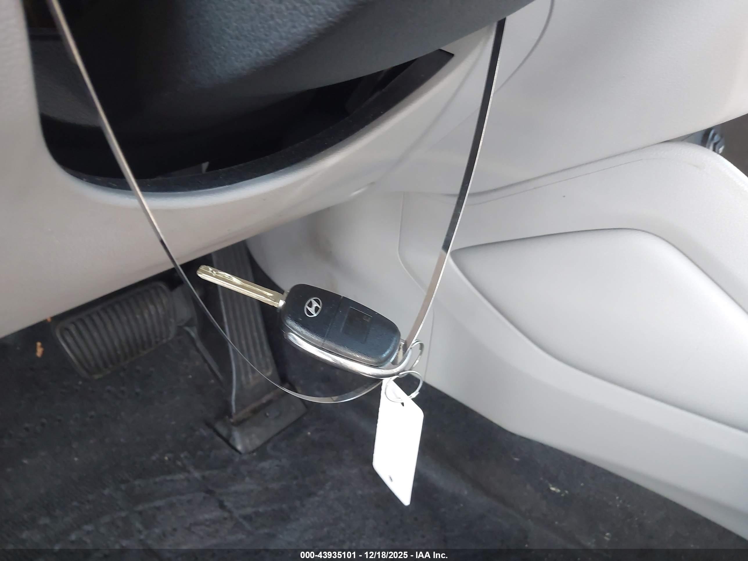 HYUNDAI TUCSON image 11
