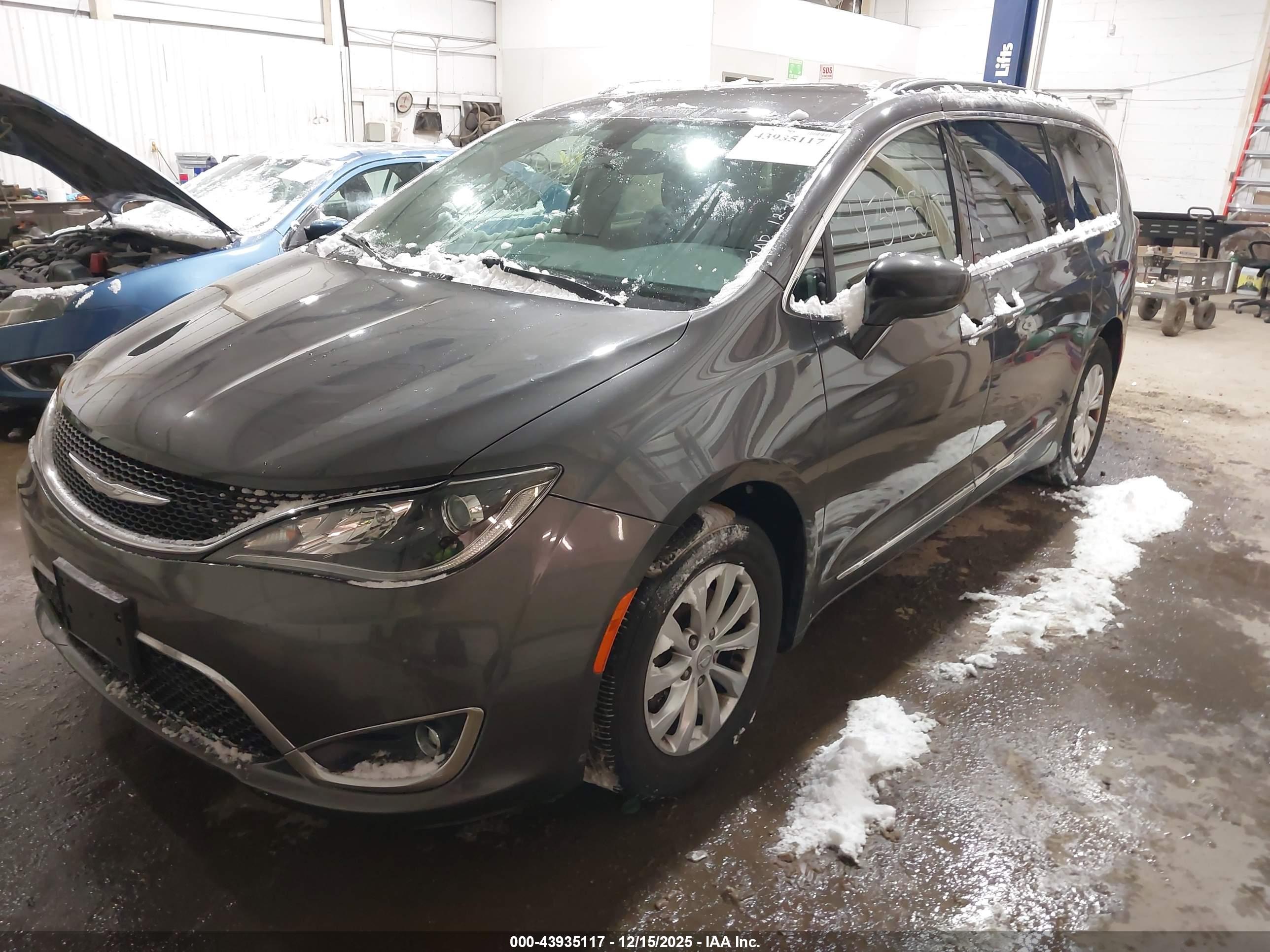 CHRYSLER PACIFICA image 2
