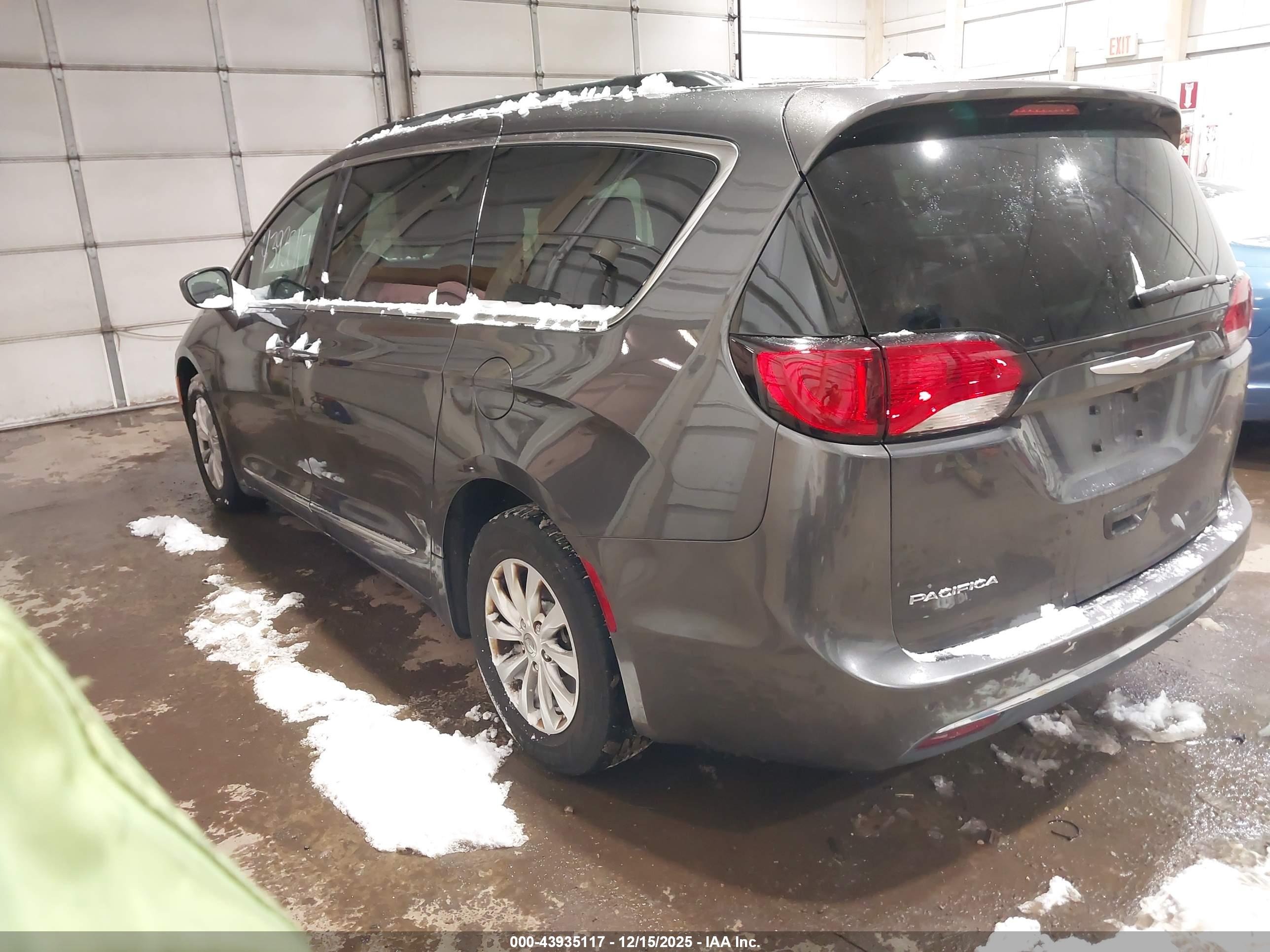 CHRYSLER PACIFICA image 3