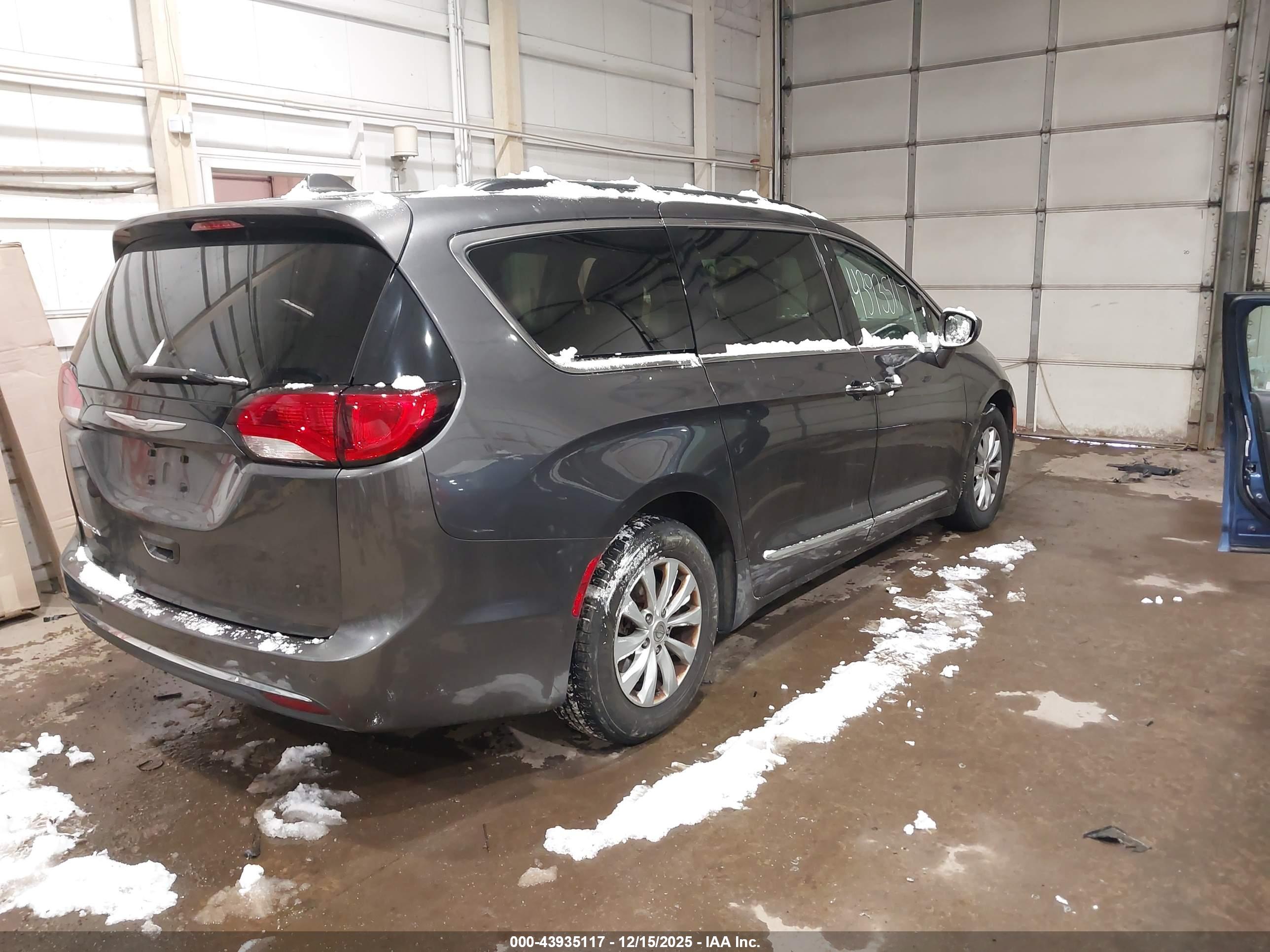 CHRYSLER PACIFICA image 4