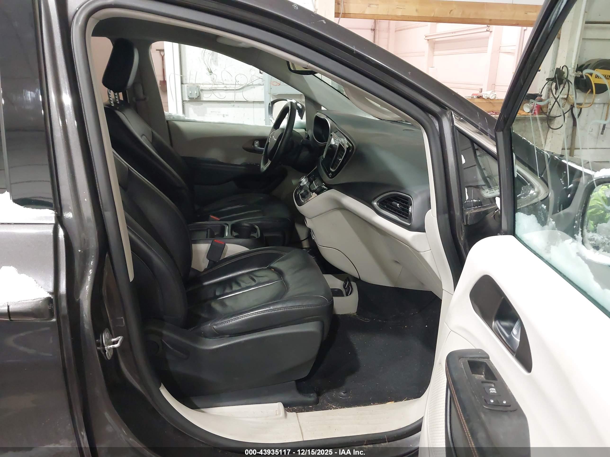 CHRYSLER PACIFICA image 5