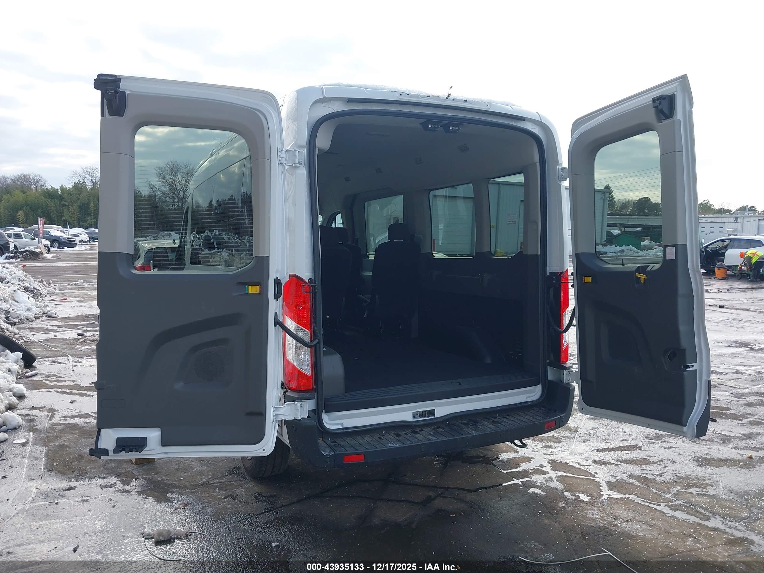 FORD TRANSIT-350 image 3
