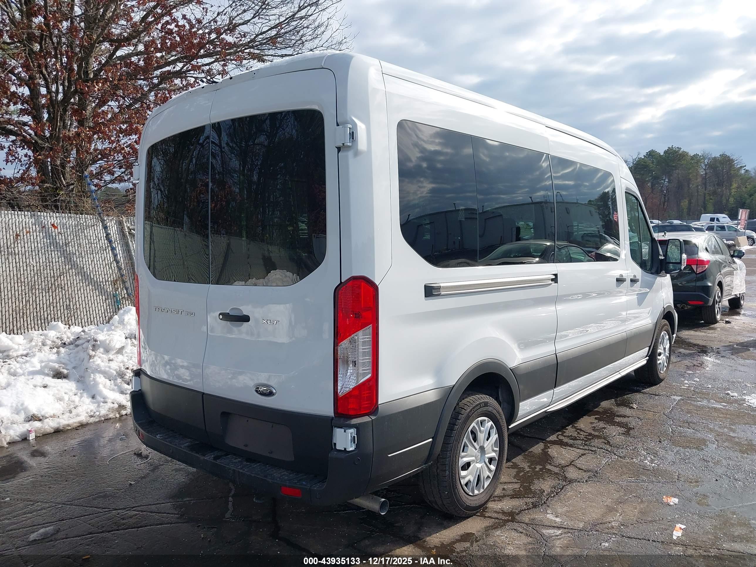 FORD TRANSIT-350 image 4