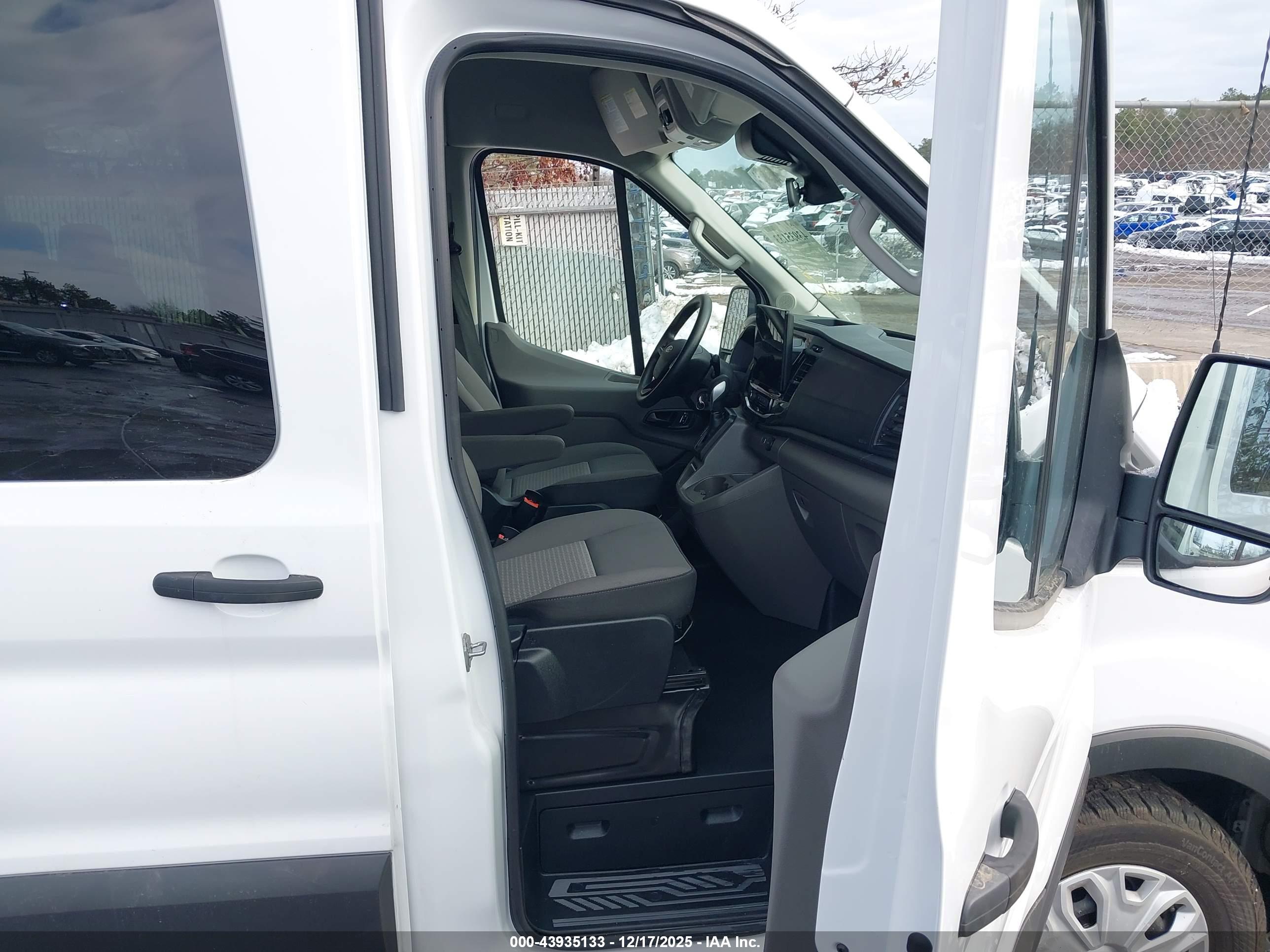FORD TRANSIT-350 image 5