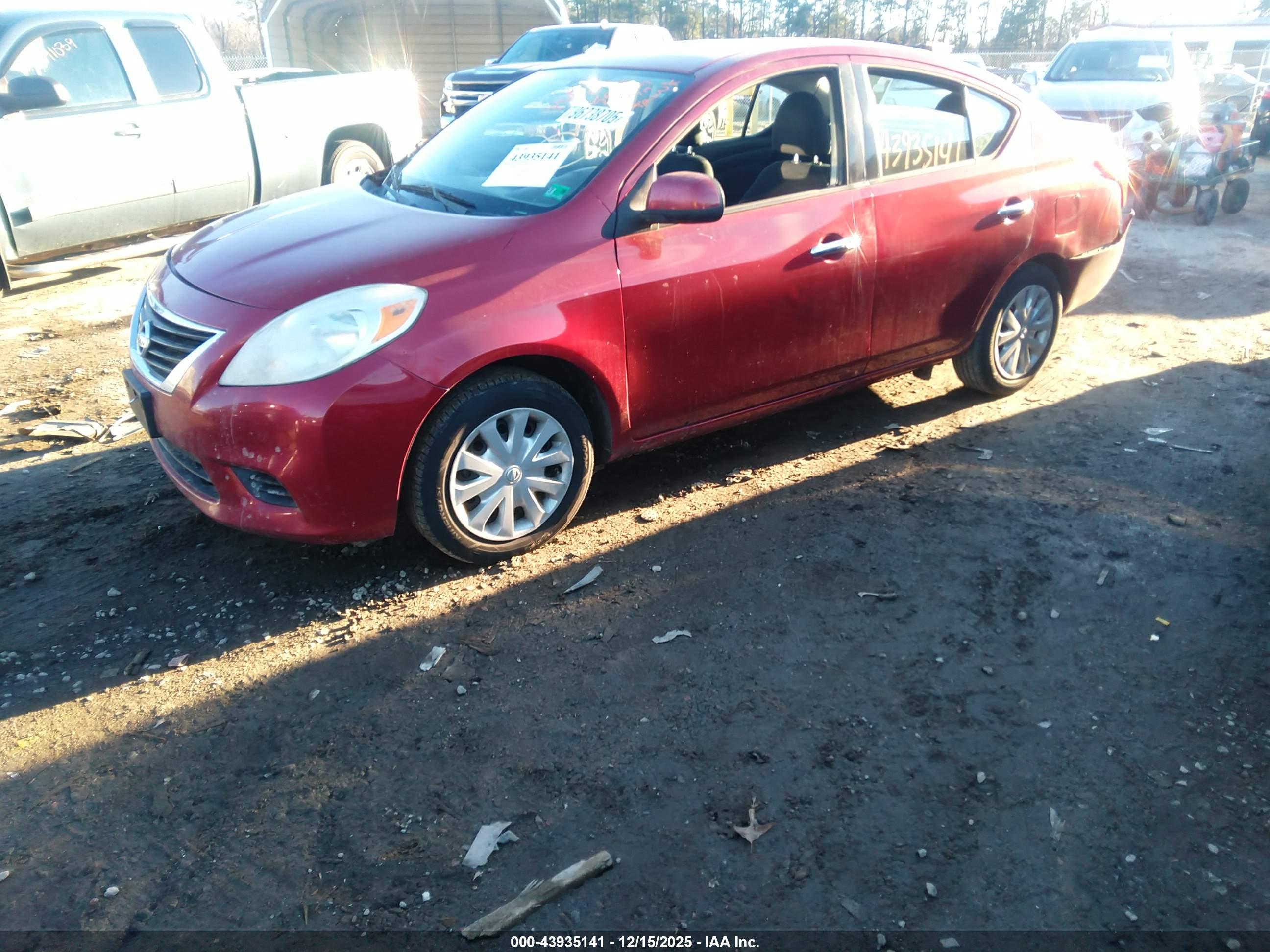 NISSAN VERSA image 2