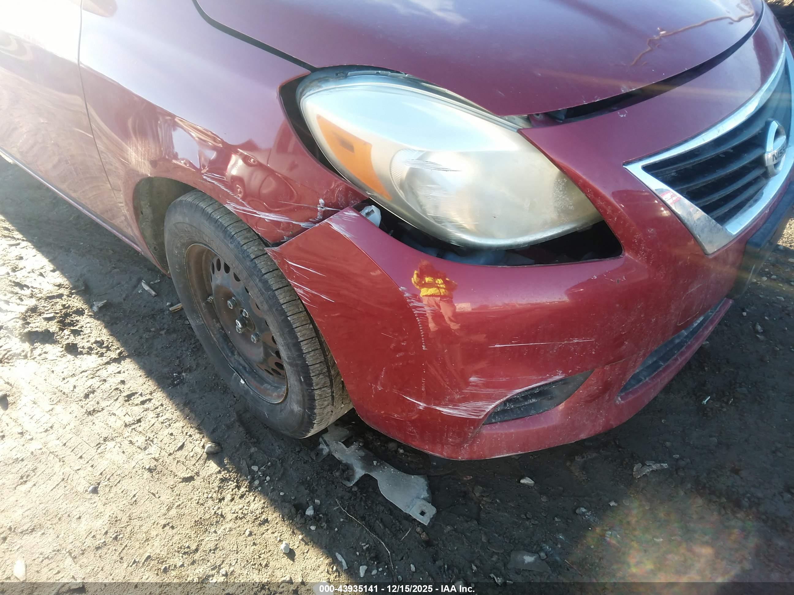 NISSAN VERSA image 6