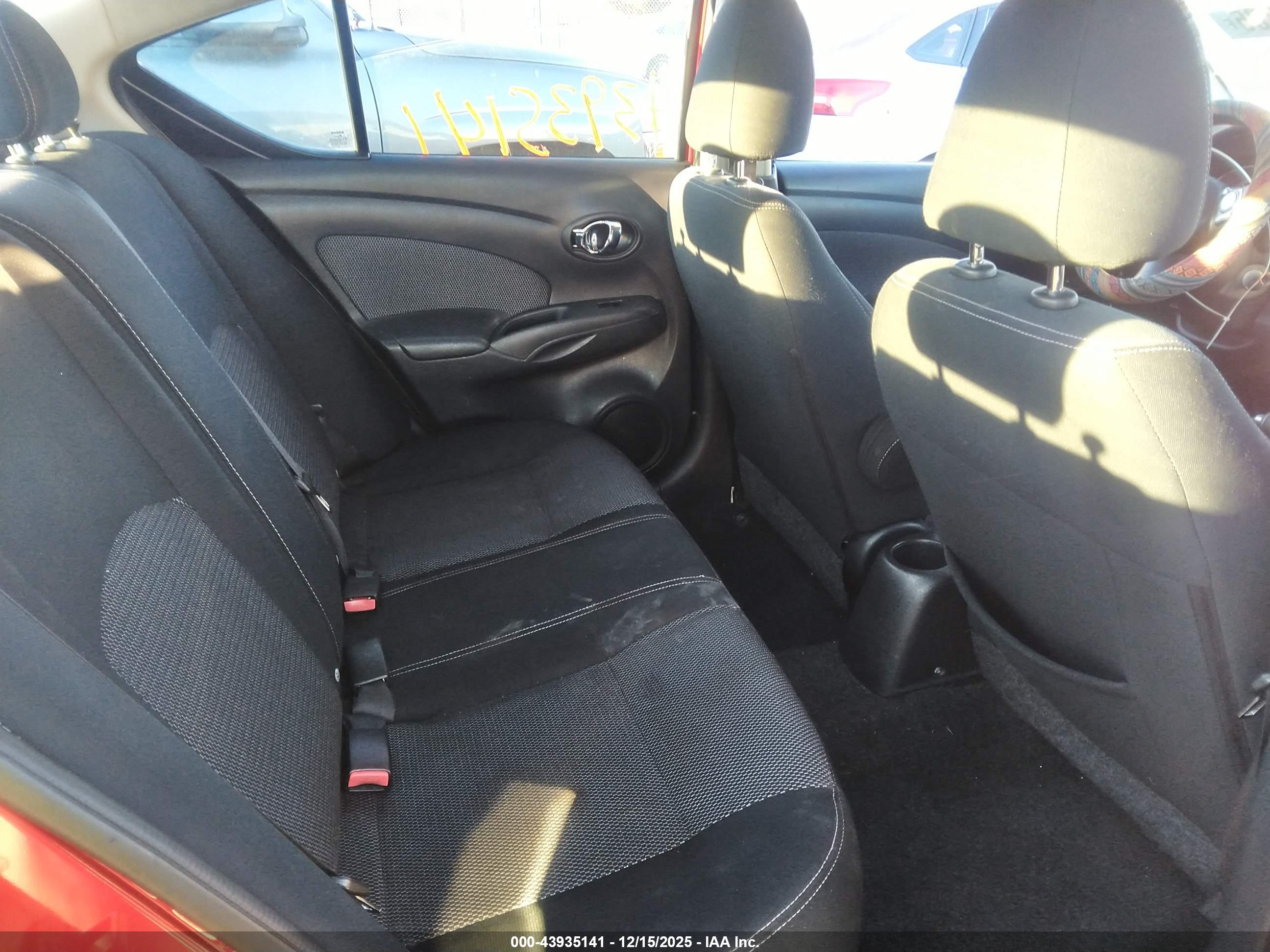 NISSAN VERSA image 8