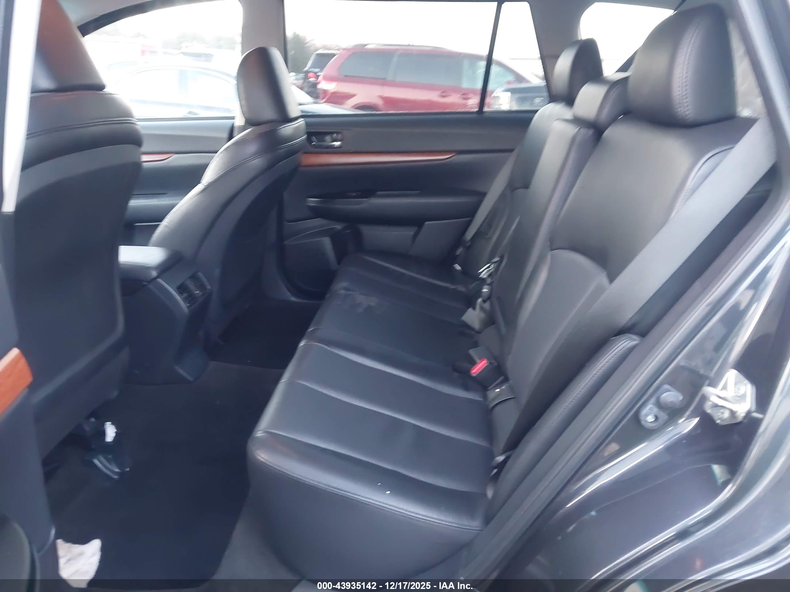 SUBARU OUTBACK image 8