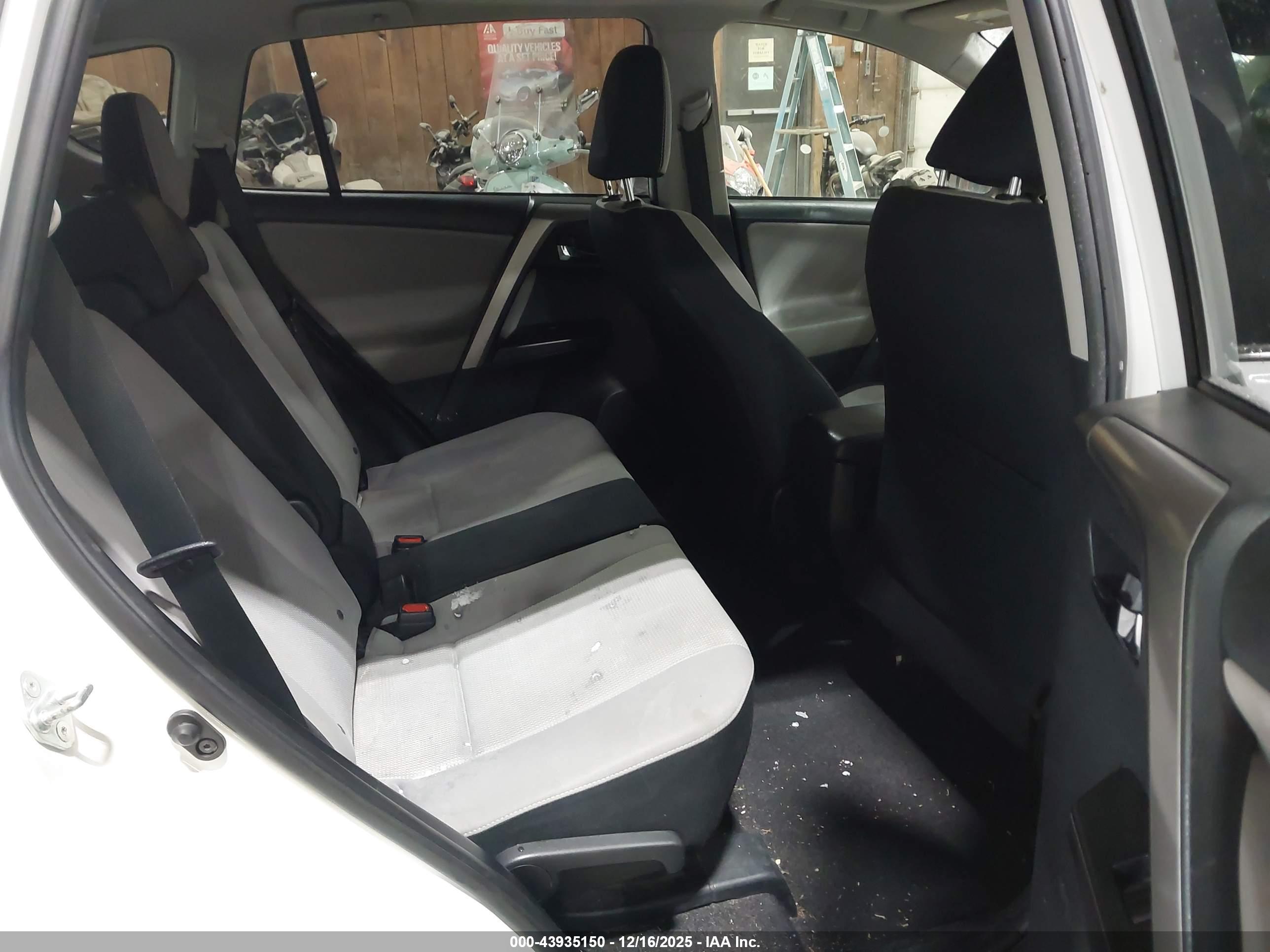 TOYOTA RAV4 image 8