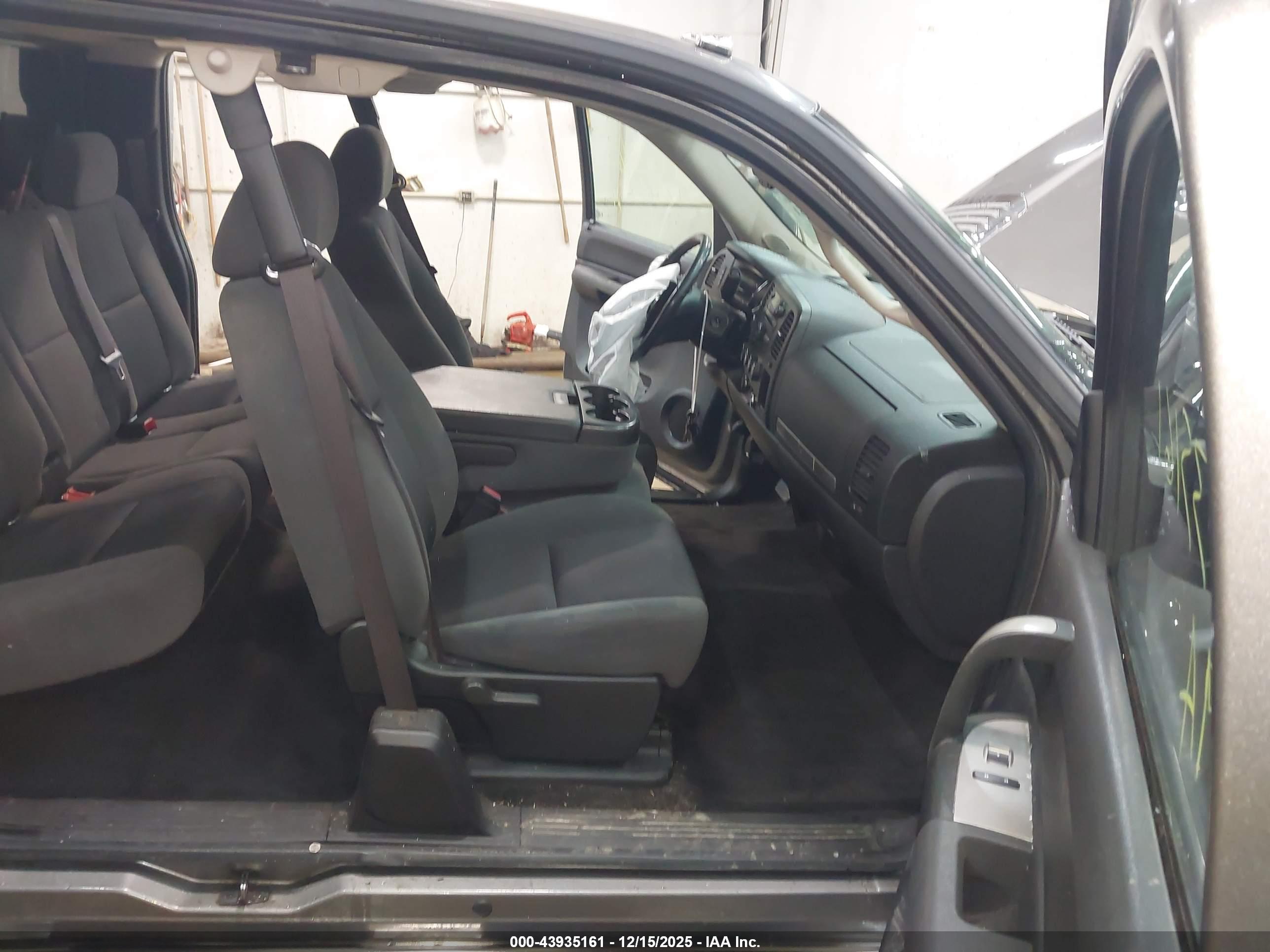 CHEVROLET SILVERADO image 5