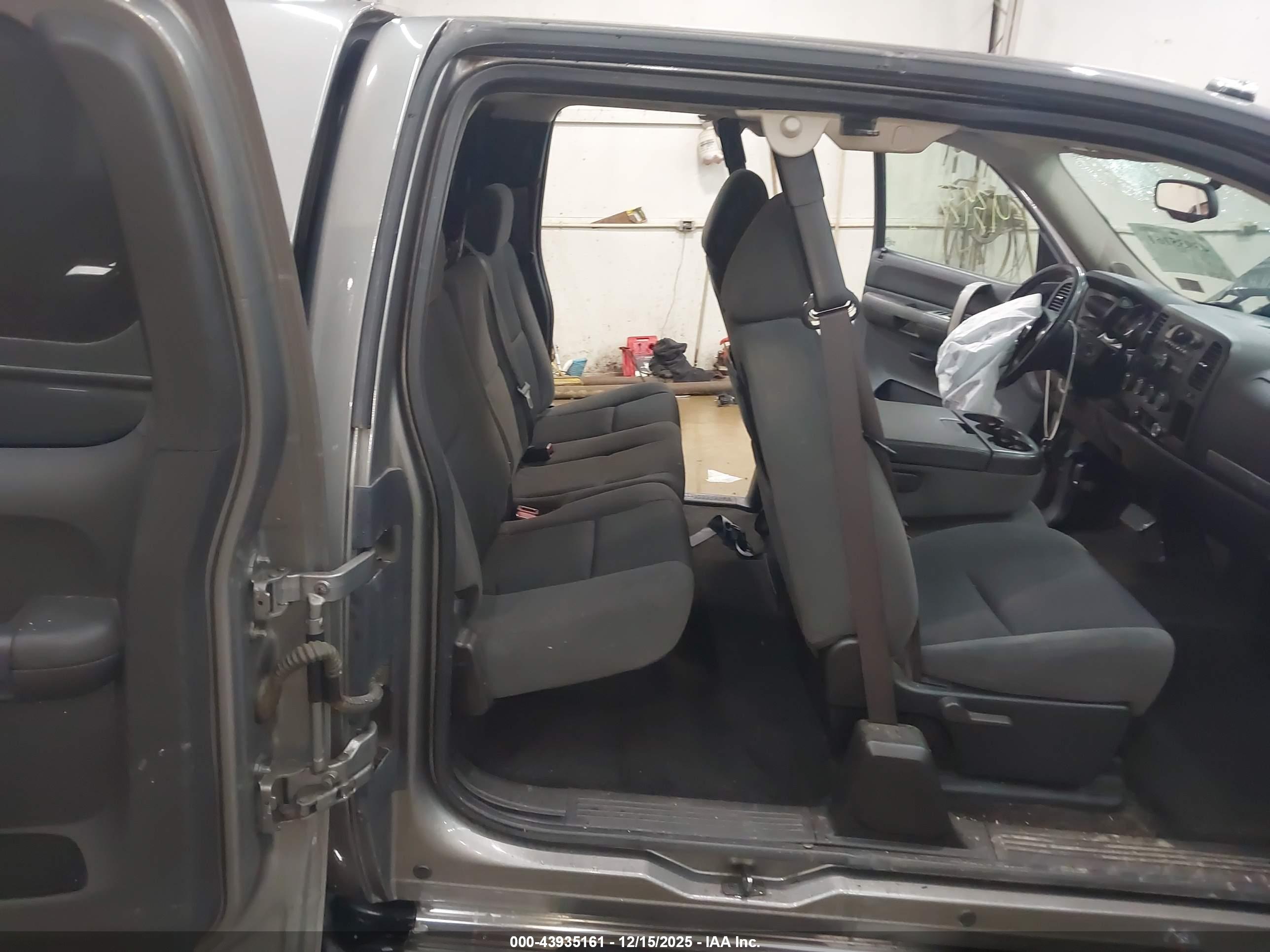 CHEVROLET SILVERADO image 8
