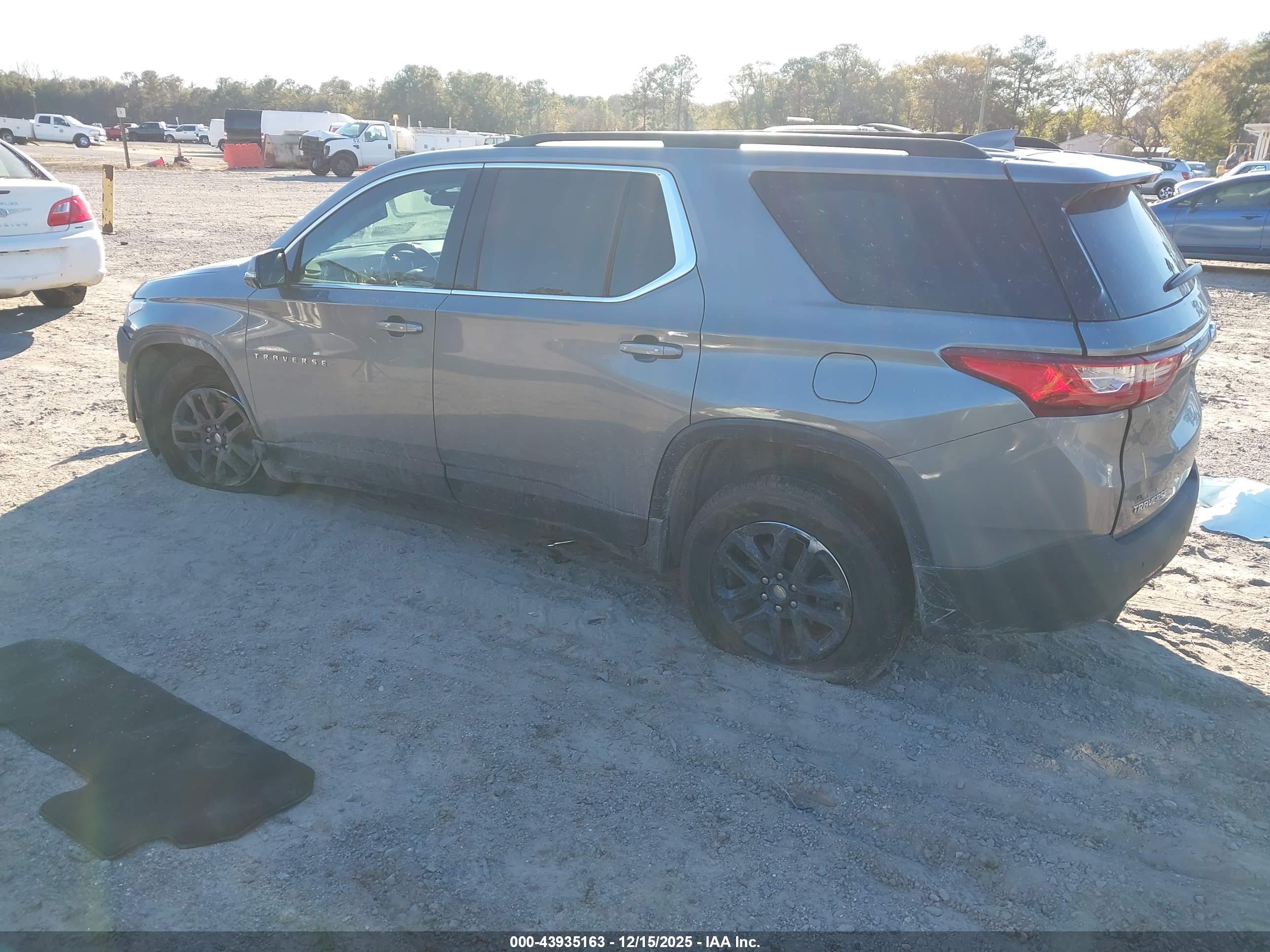 CHEVROLET TRAVERSE image 3