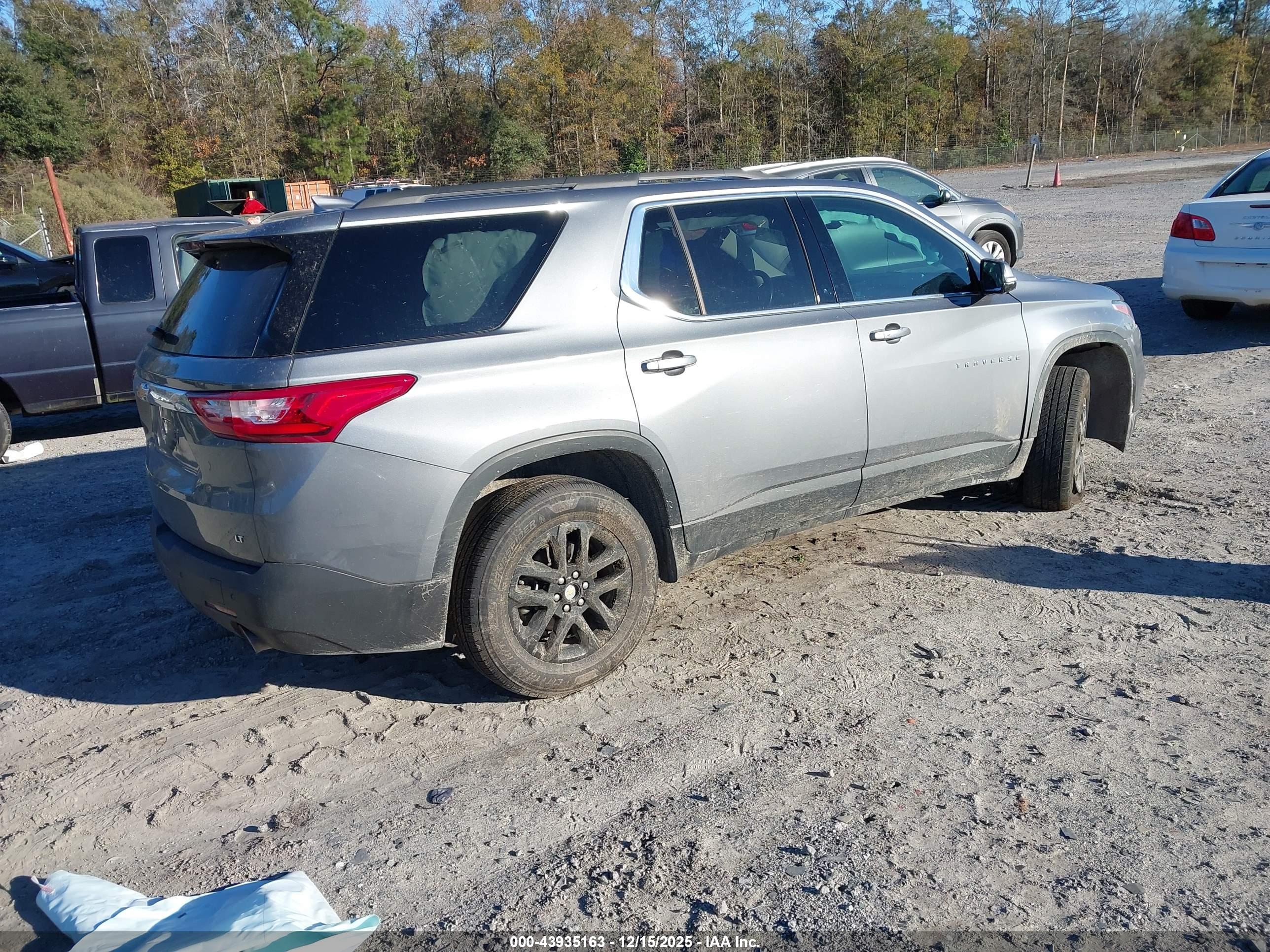 CHEVROLET TRAVERSE image 4