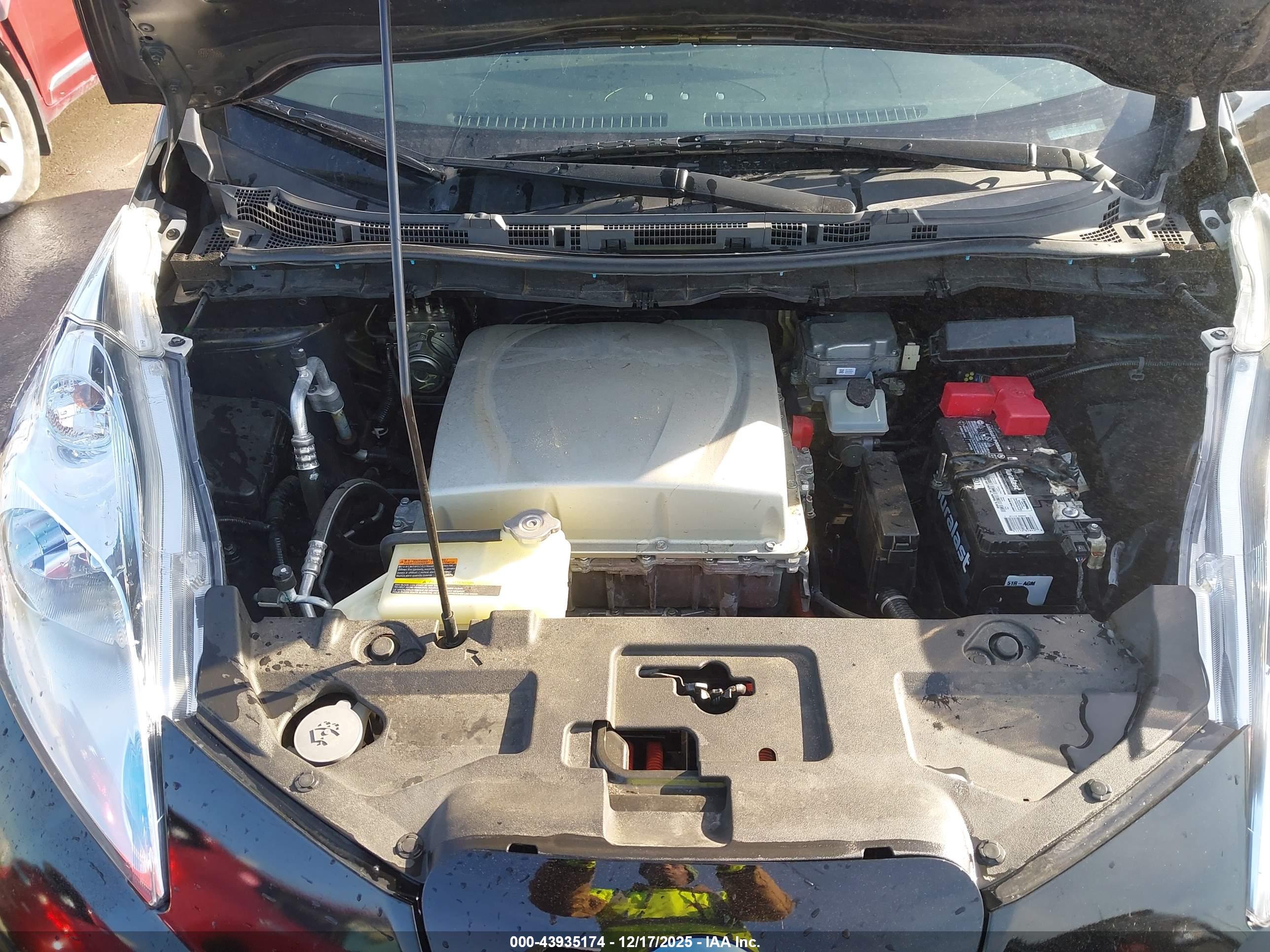 NISSAN LEAF image 10