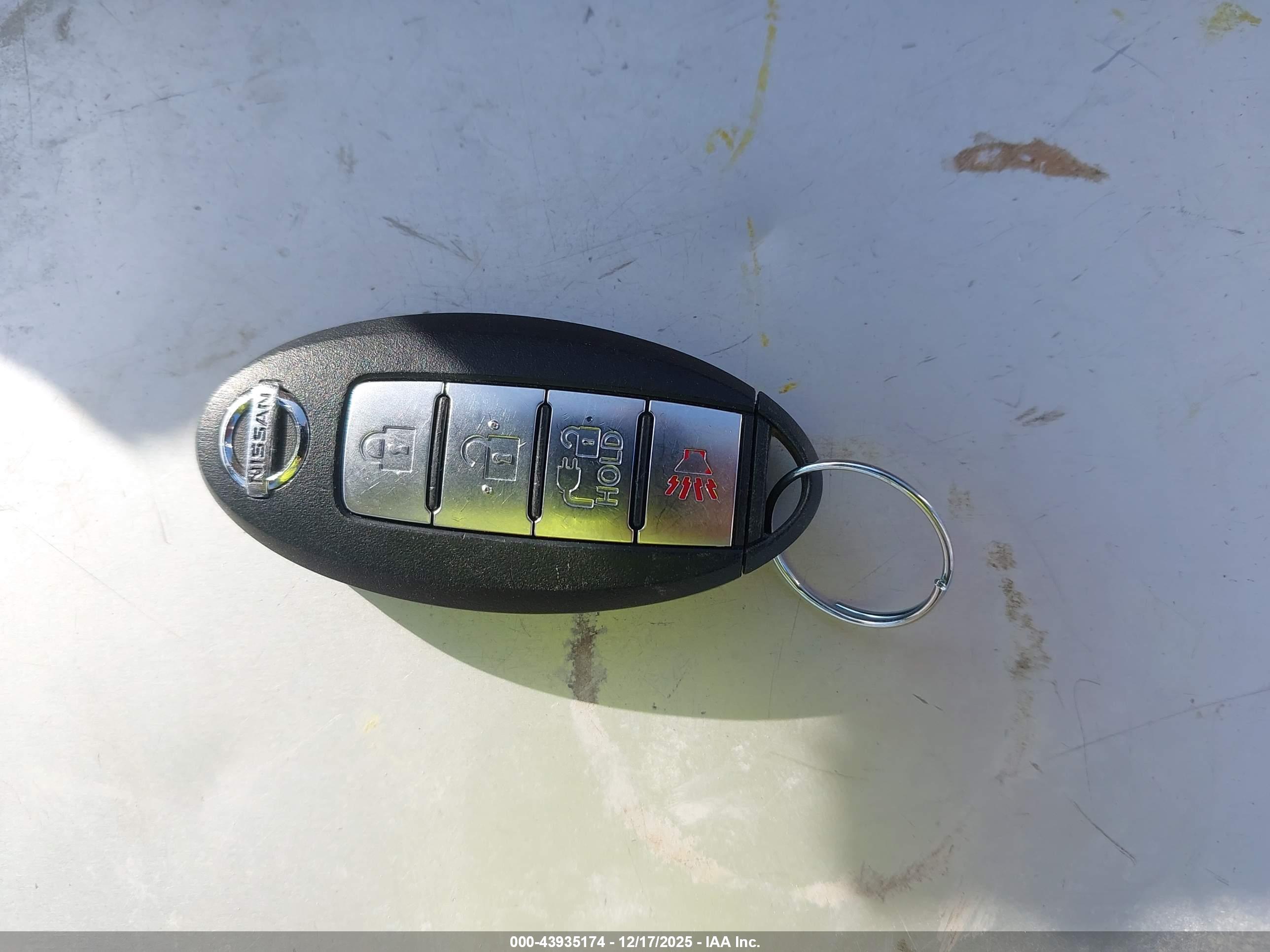 NISSAN LEAF image 11