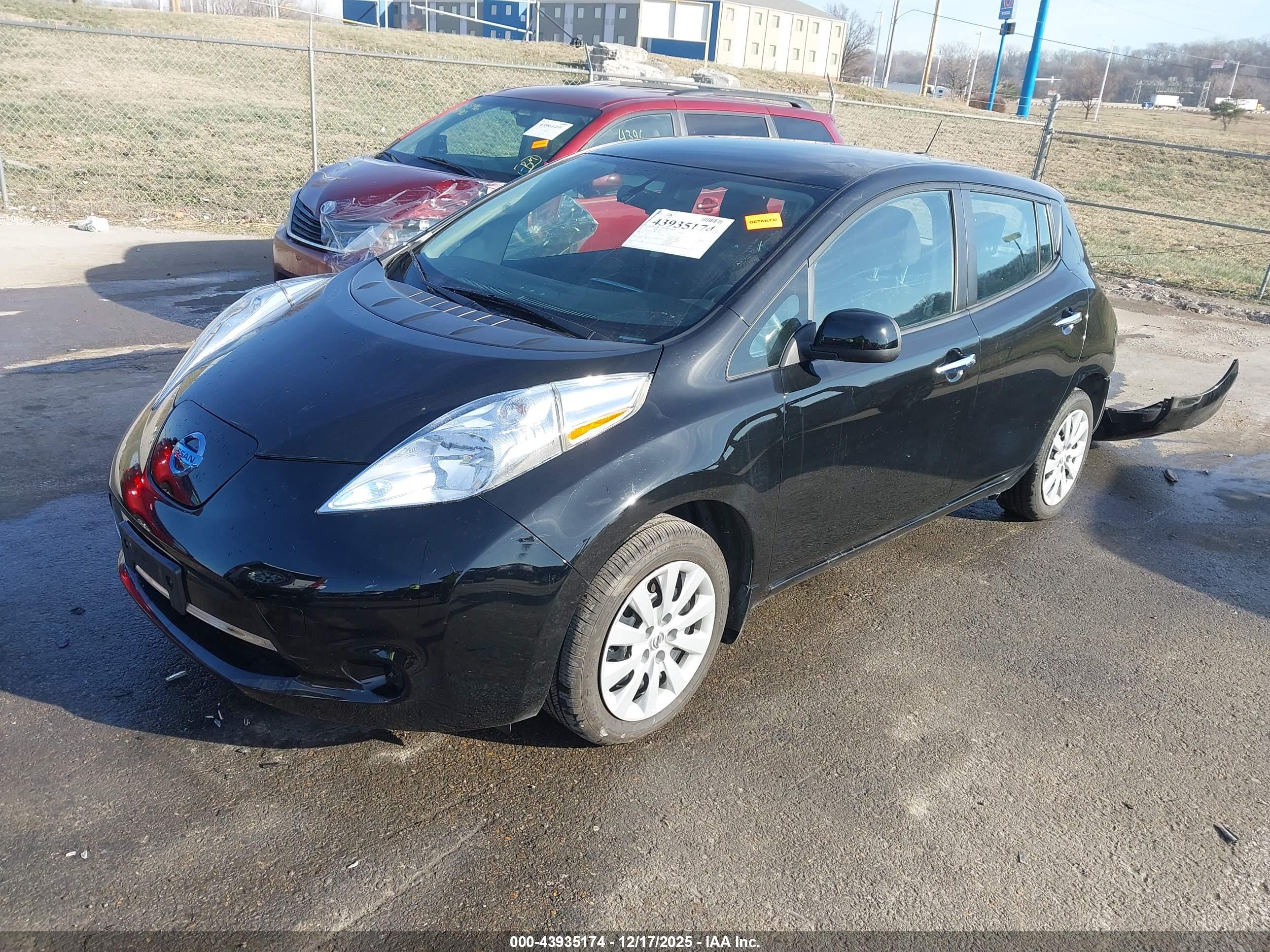 NISSAN LEAF image 2