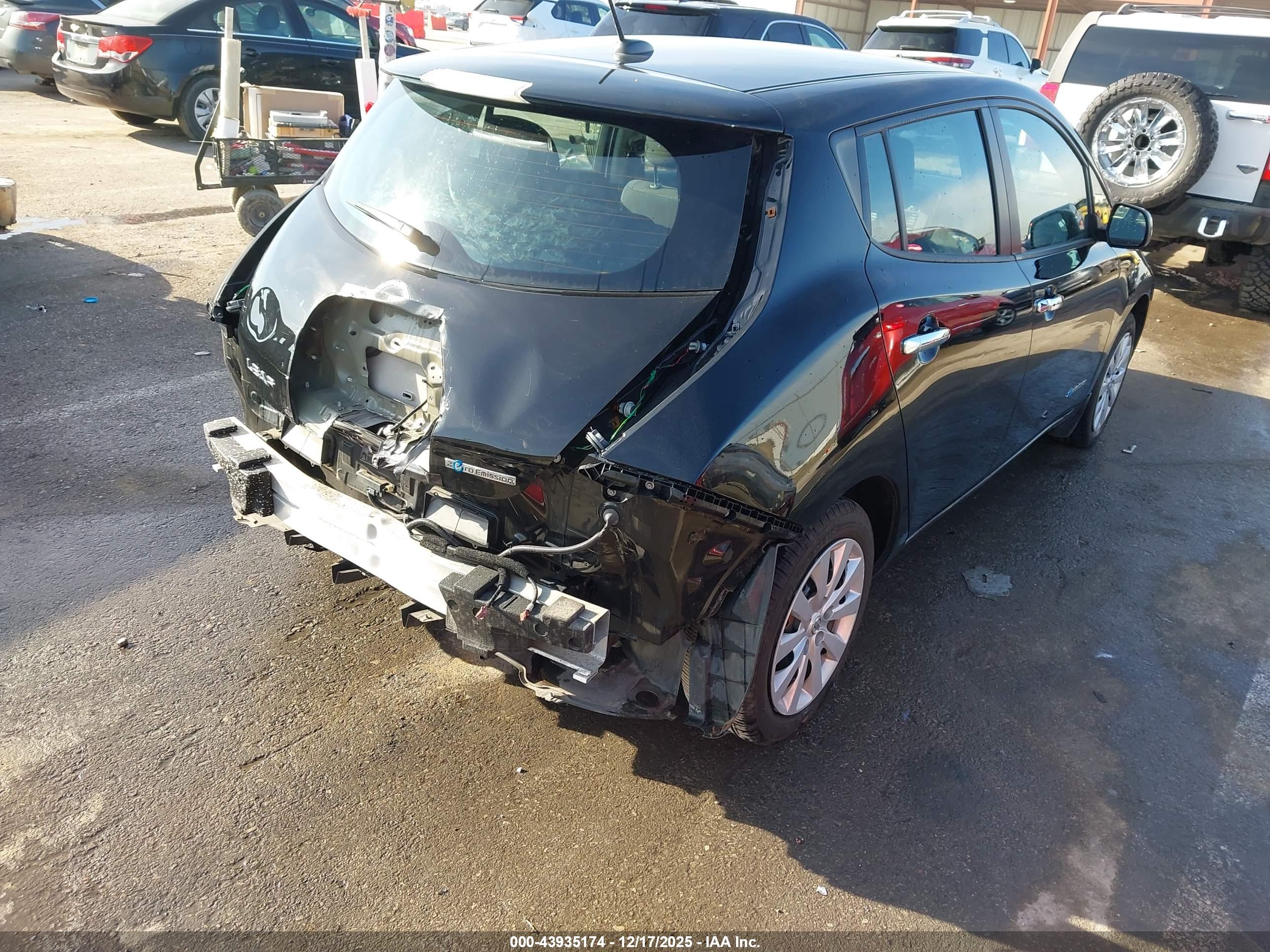 NISSAN LEAF image 4