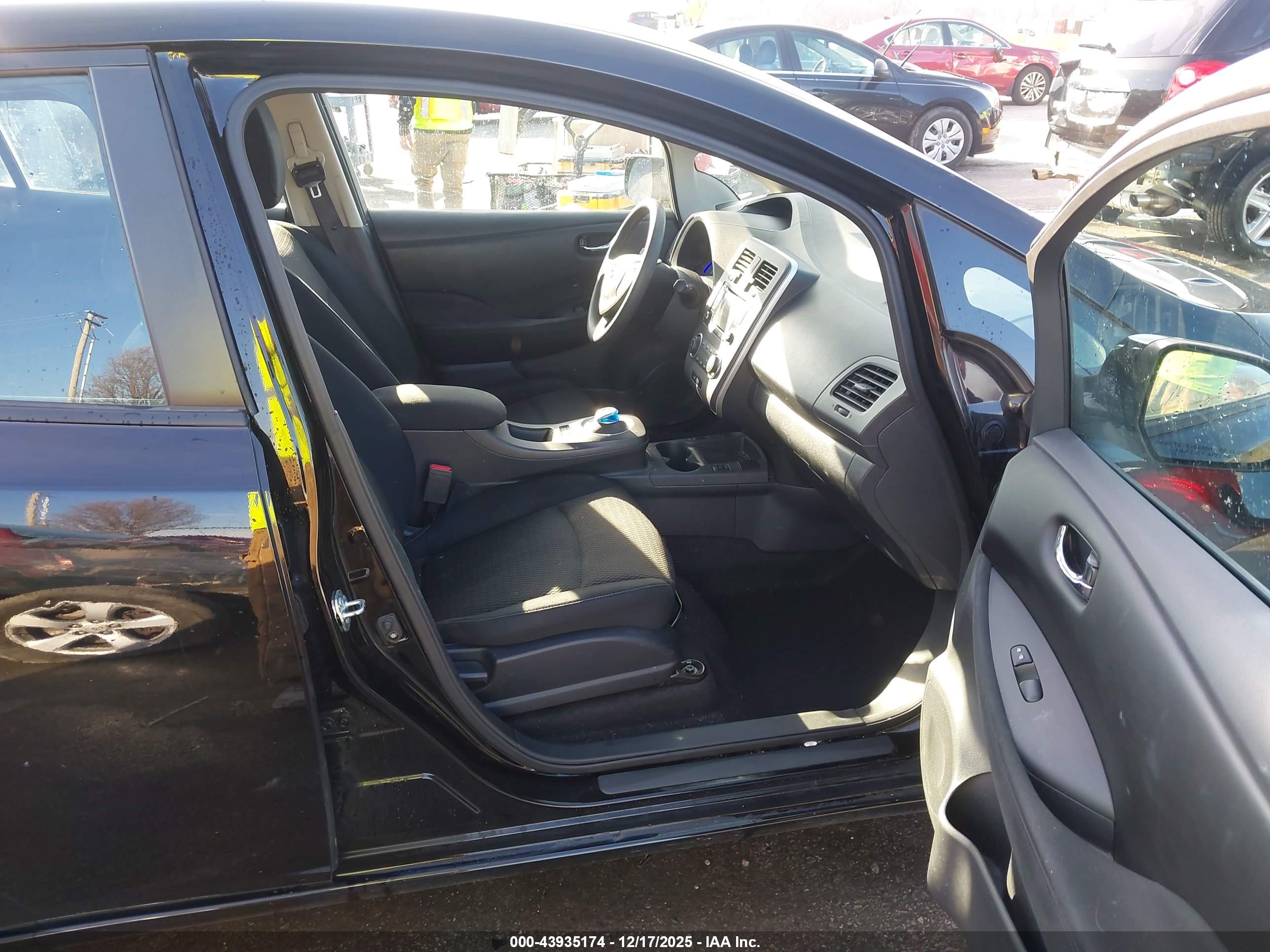 NISSAN LEAF image 5