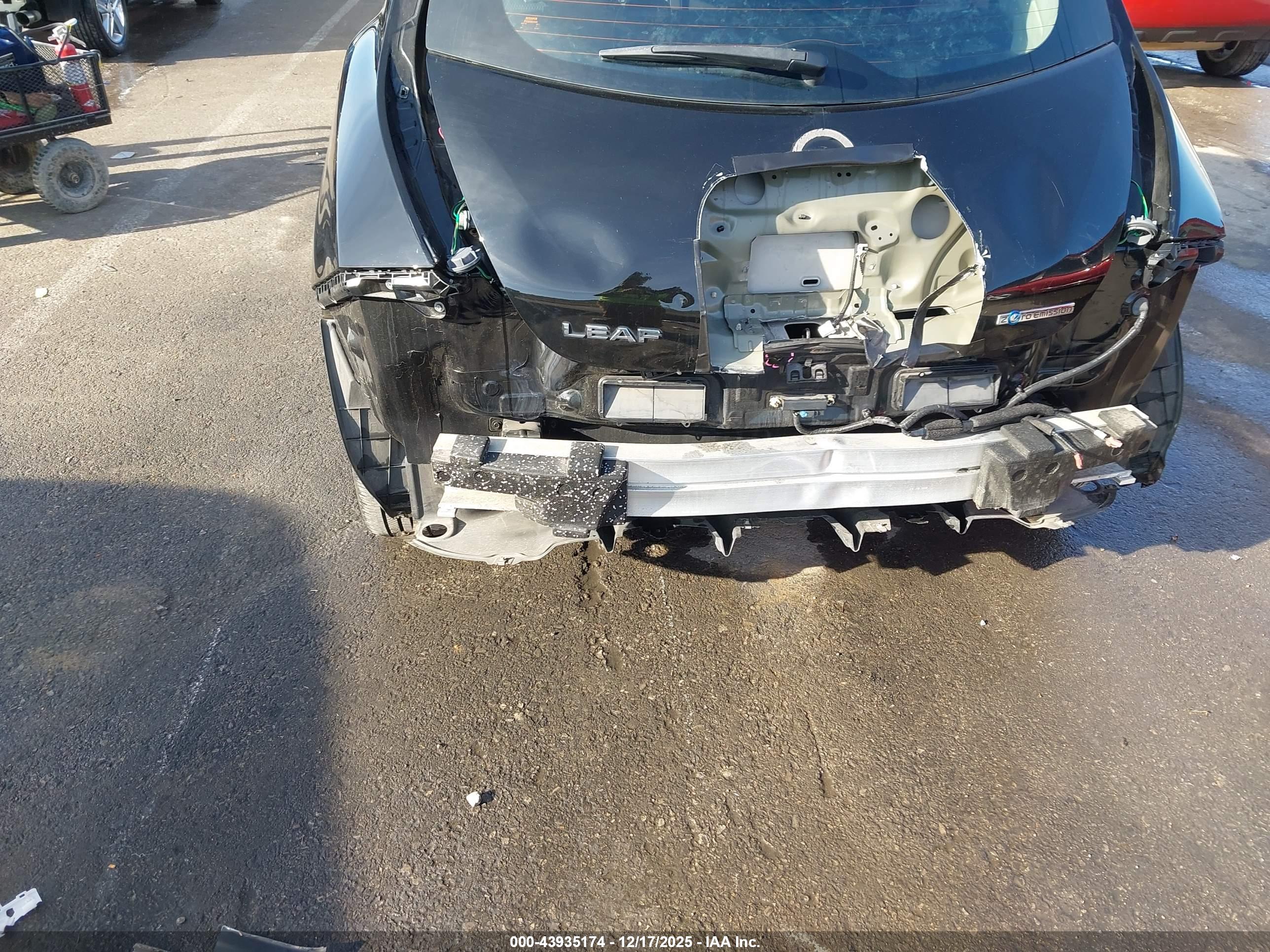 NISSAN LEAF image 6