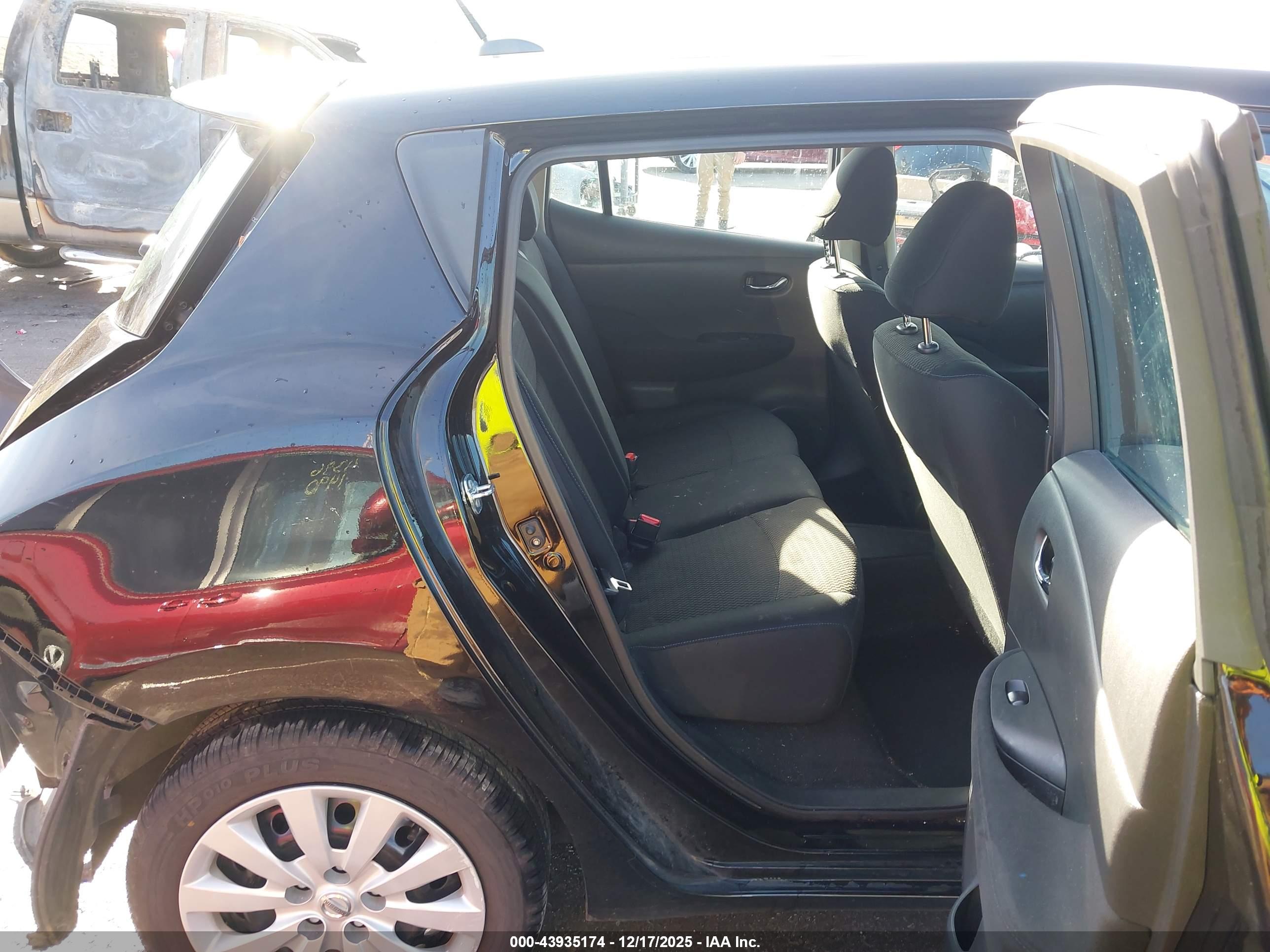NISSAN LEAF image 8
