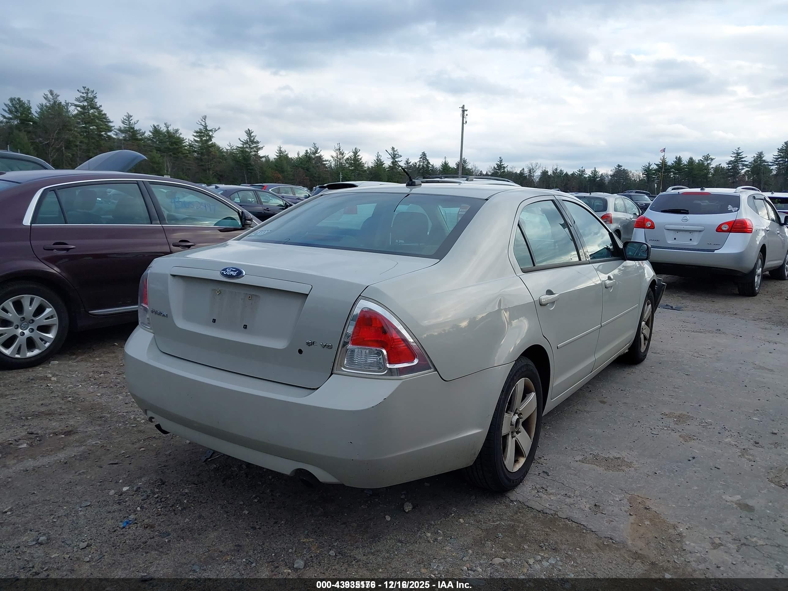 FORD FUSION image 4