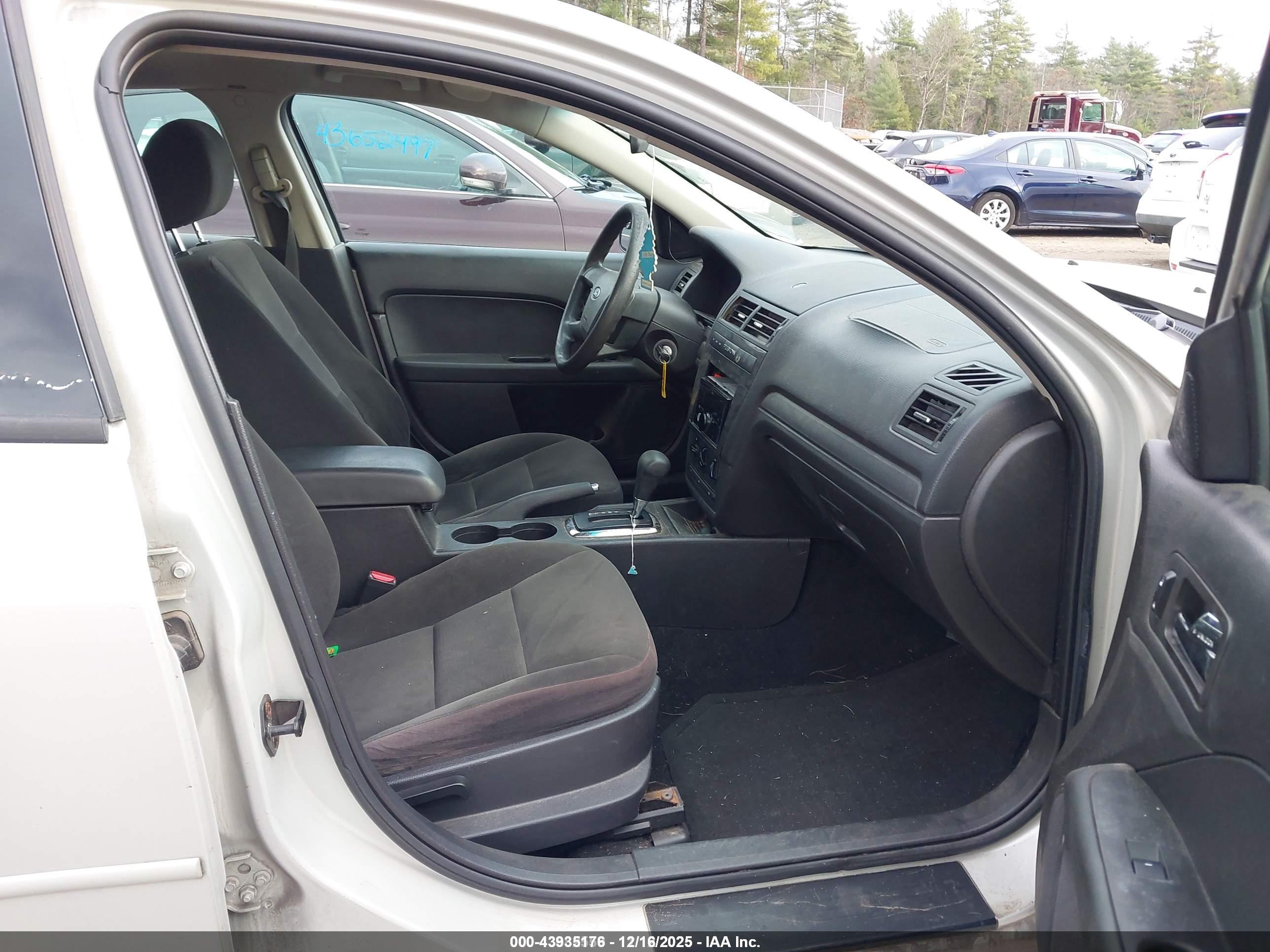 FORD FUSION image 5