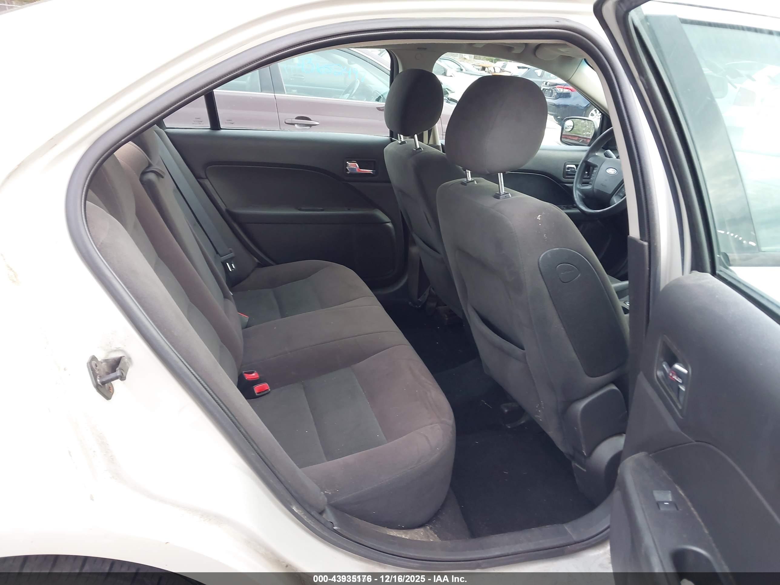 FORD FUSION image 8