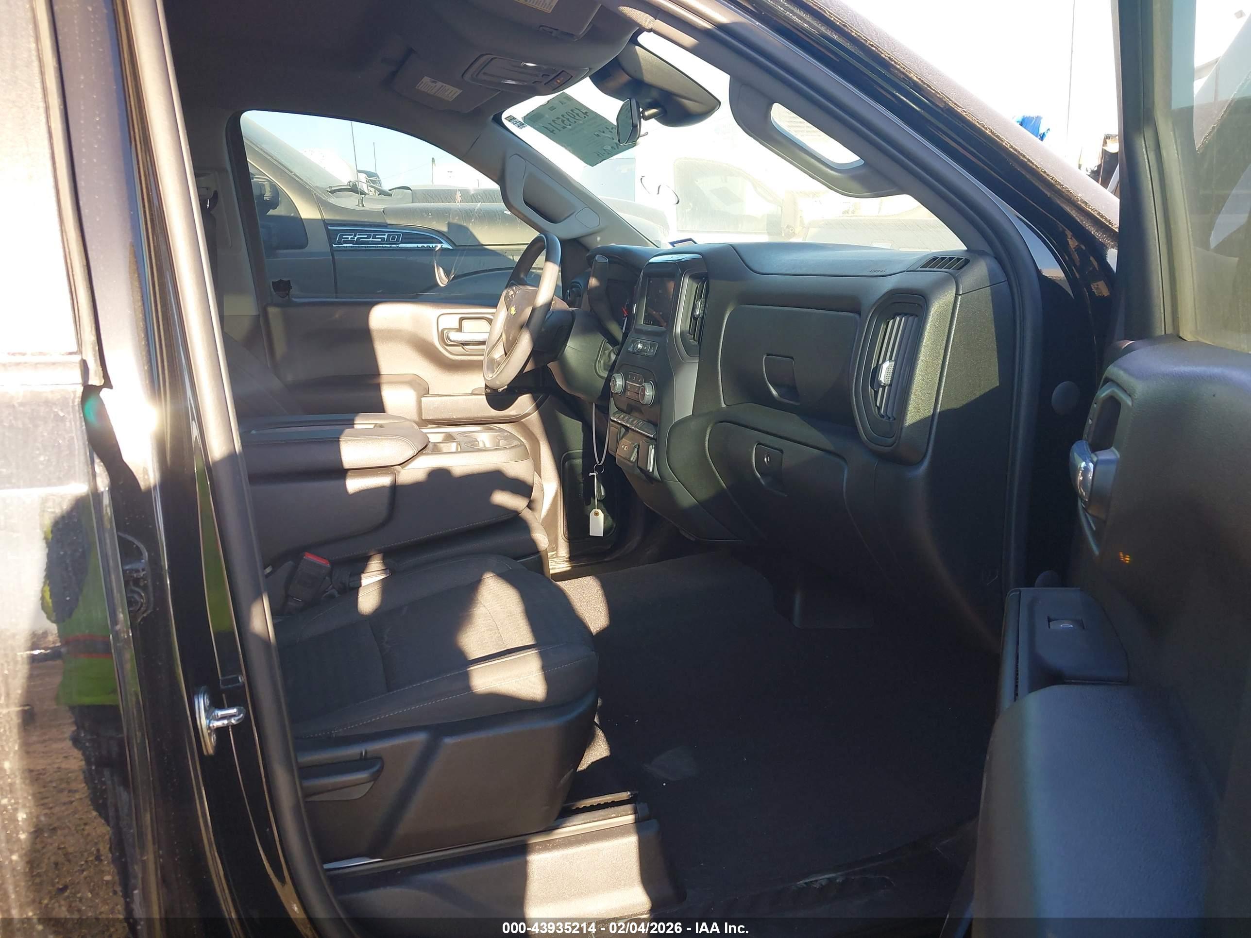 CHEVROLET SILVERADO image 5