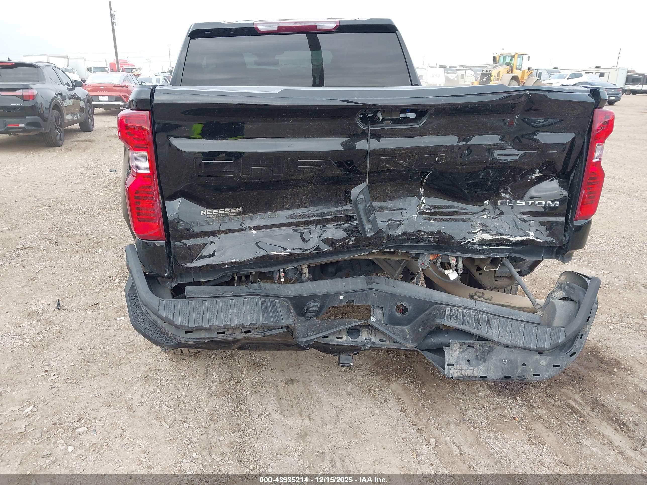CHEVROLET SILVERADO image 6