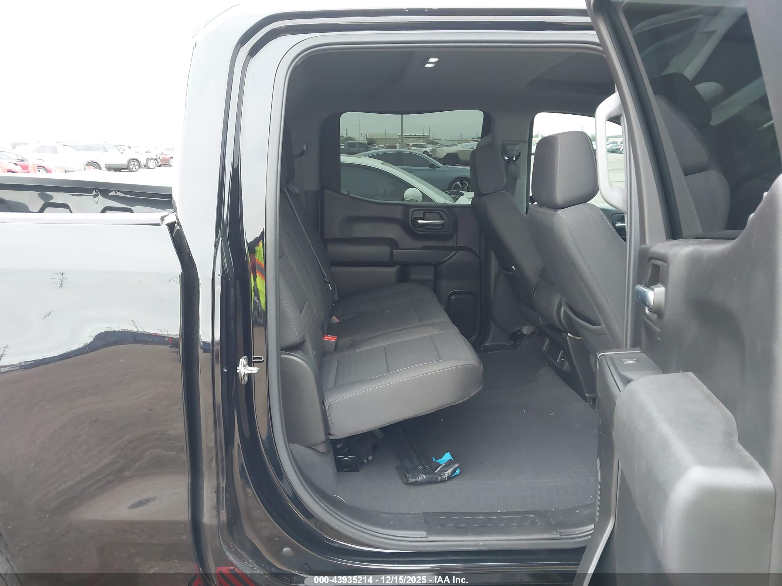 CHEVROLET SILVERADO image 8
