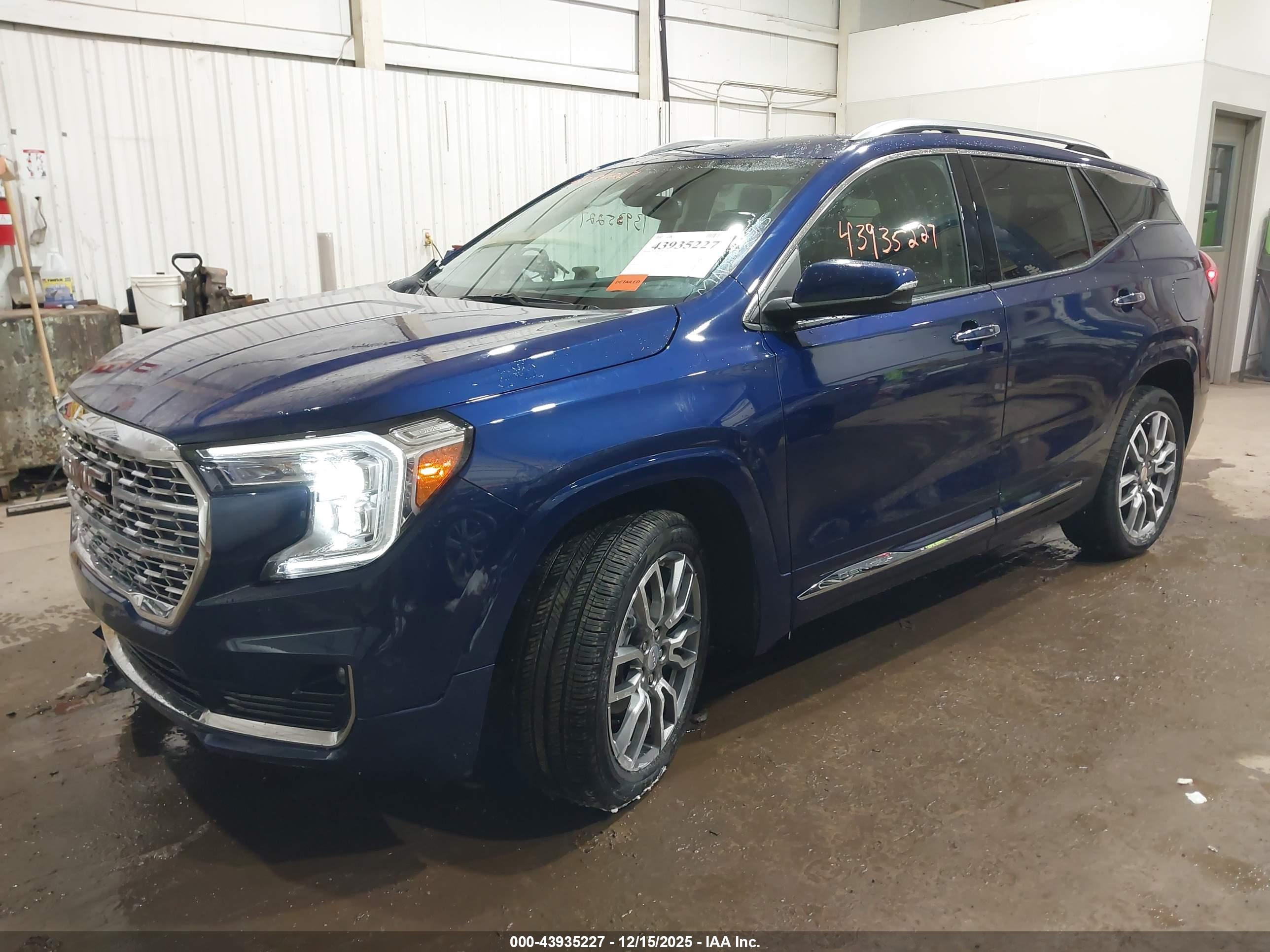 GMC TERRAIN image 2