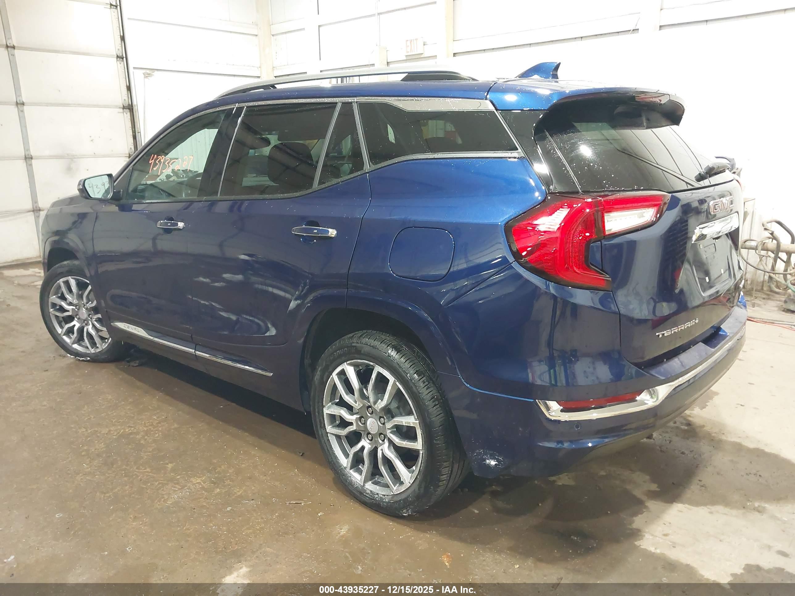 GMC TERRAIN image 3