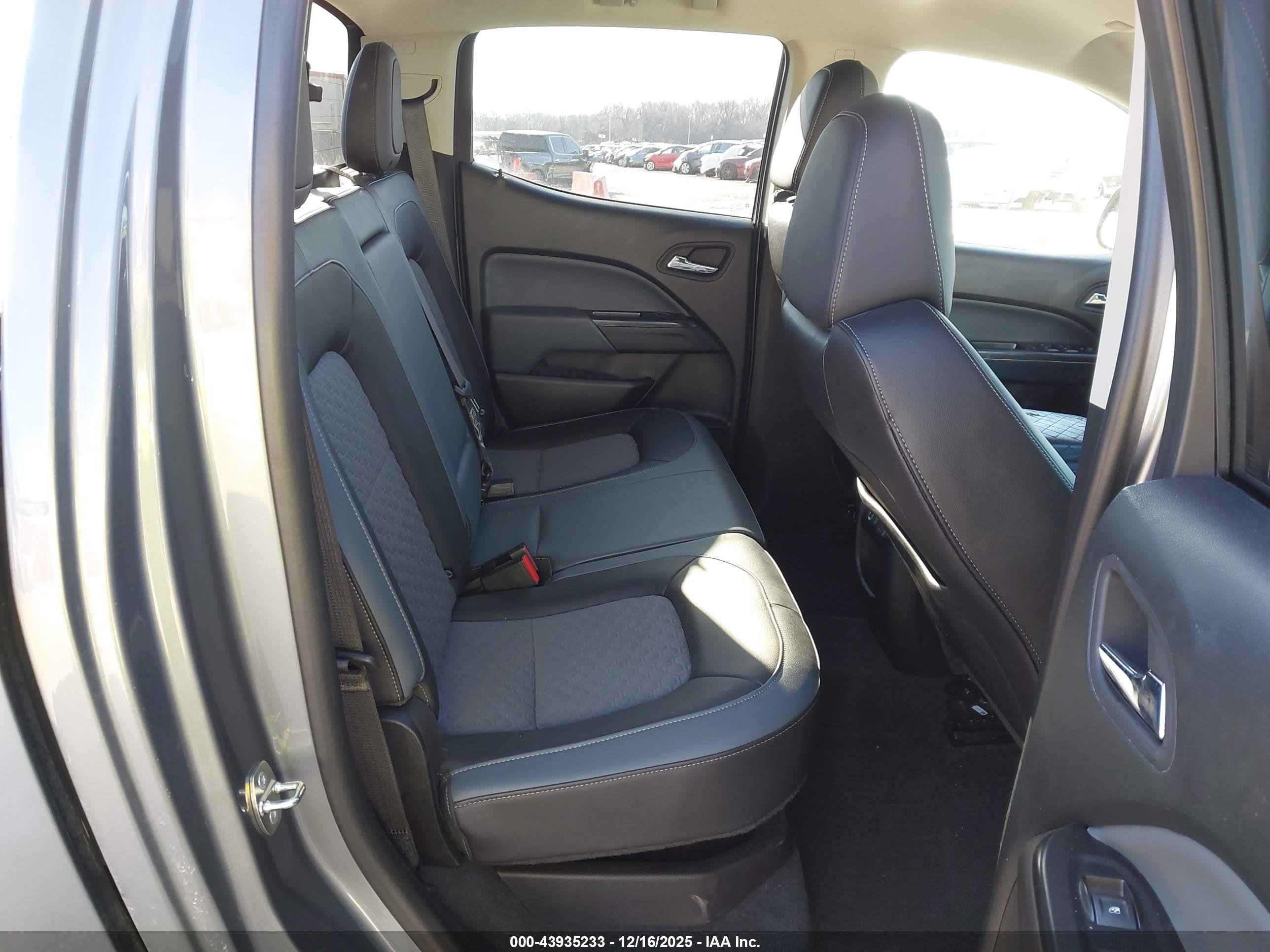 CHEVROLET COLORADO image 8