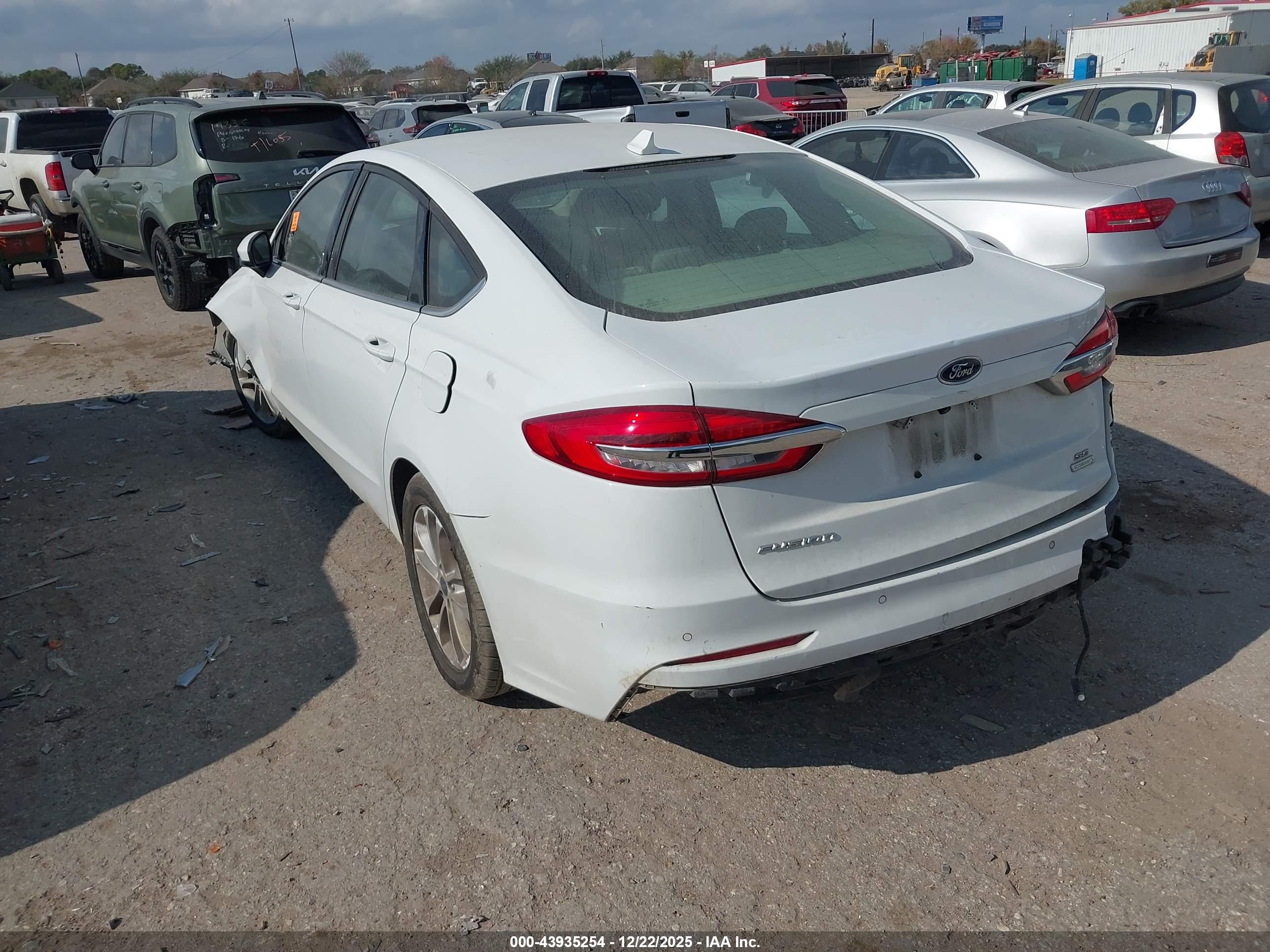 FORD FUSION image 3