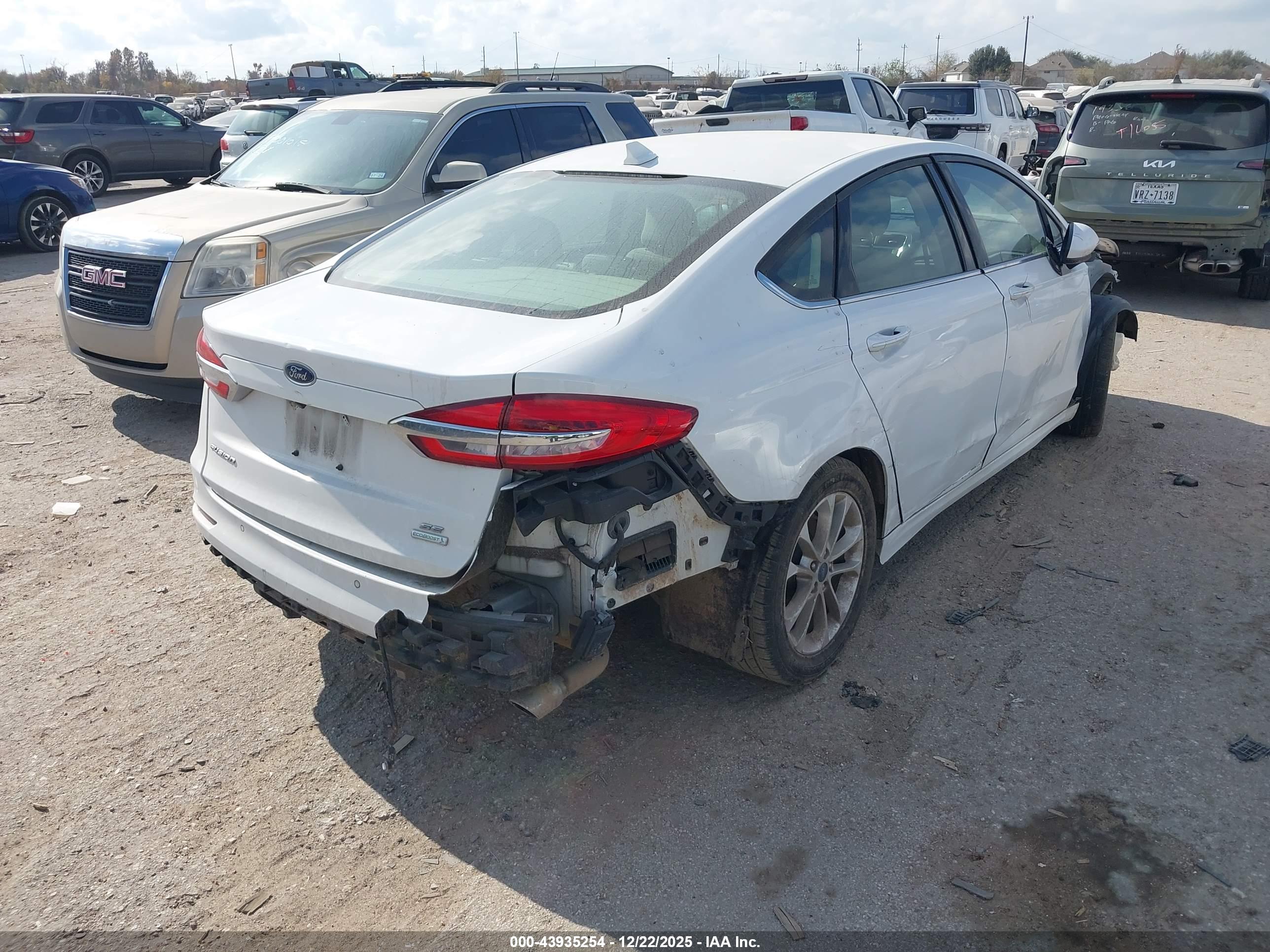FORD FUSION image 4