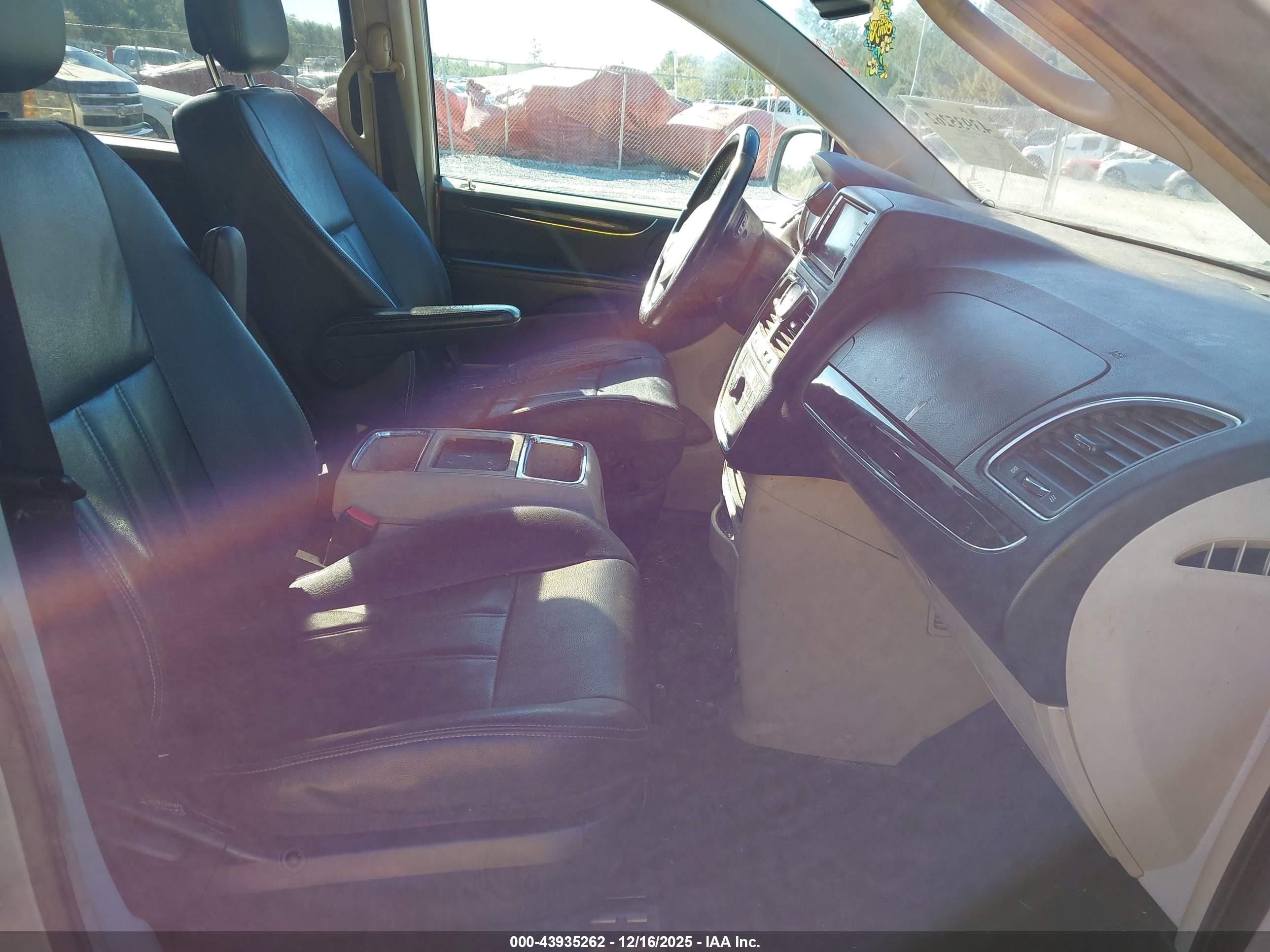 CHRYSLER TOWN image 5