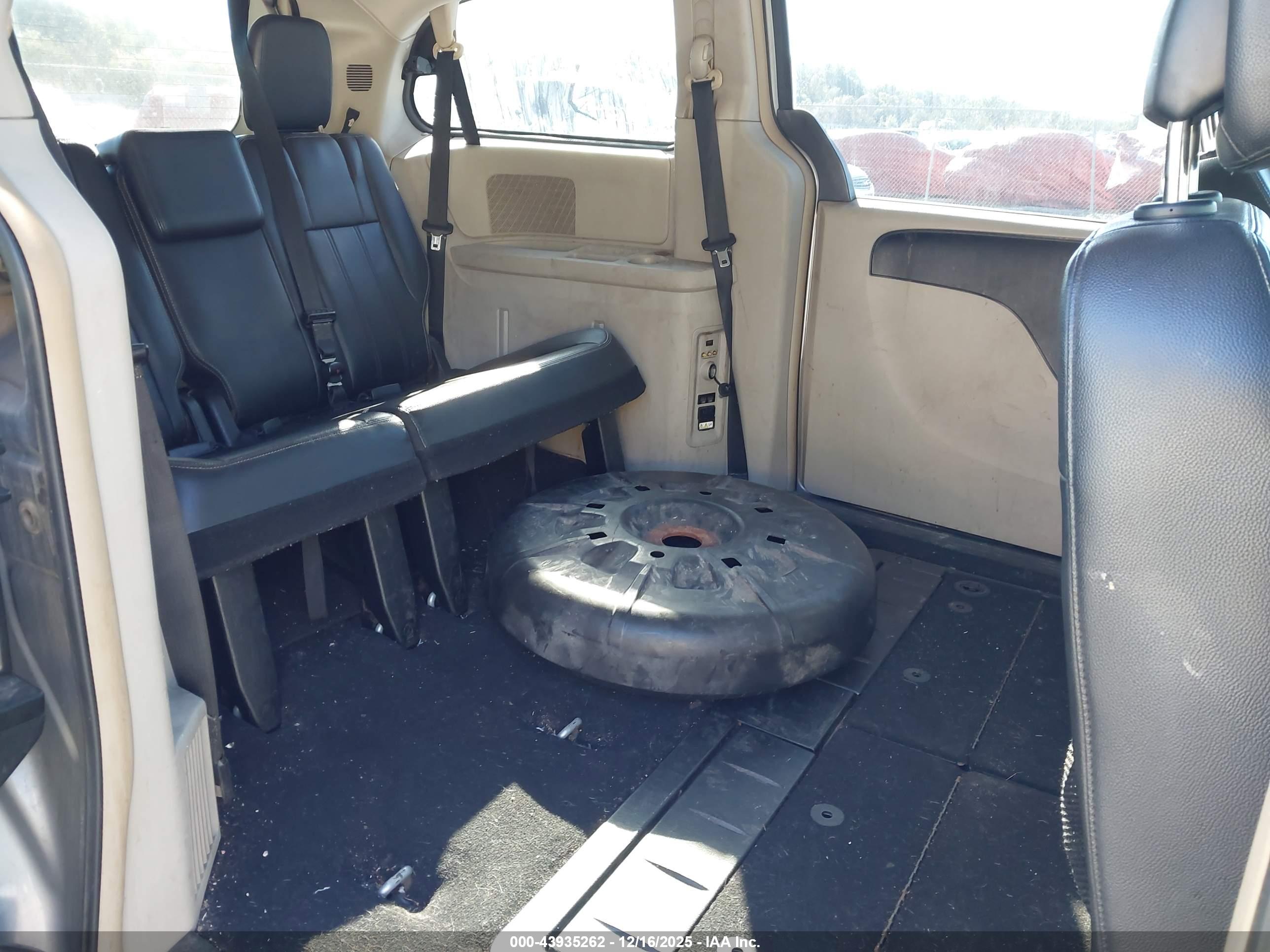 CHRYSLER TOWN image 8