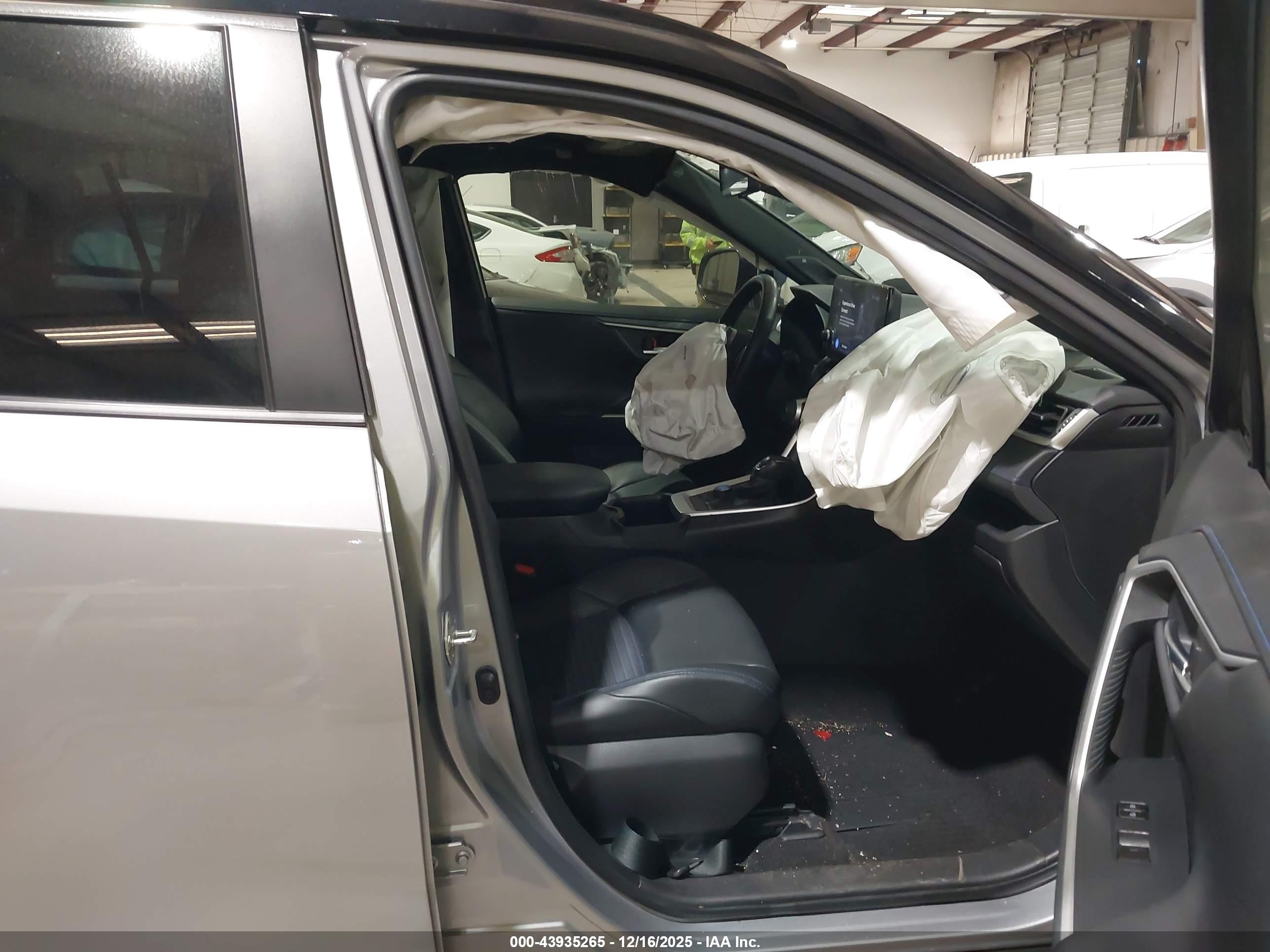 TOYOTA RAV4 image 5