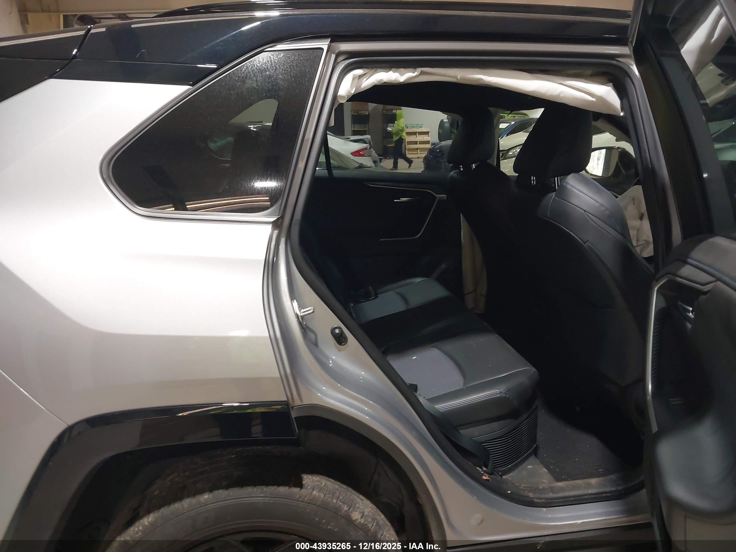 TOYOTA RAV4 image 8